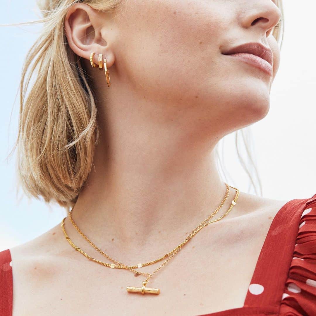 Estée Lalondeのインスタグラム：「🚨 The iconic T-Bar necklace is back in stock! #esteelalondeXdaisy @daisy_jewellery ———— Link in my bio to shop now! 🛍」