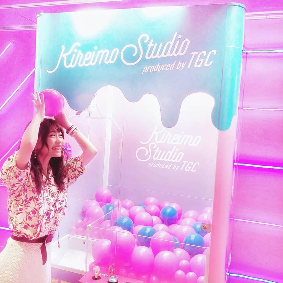 高橋里彩子さんのインスタグラム写真 - (高橋里彩子Instagram)「今日は、渋谷109 MOG MOG STAND﻿﻿ キレイモスタジオに遊びに来たよー♥﻿﻿ ﻿﻿ ﻿﻿ このクレーンゲームの景品が﻿ とっても豪華だったよー！﻿ ﻿﻿ 他の日とかには別の景品もあるみたい😋💘﻿﻿ ﻿﻿ ﻿﻿ ﻿﻿ @kireimo_officialをフォローすると﻿﻿ クレーンゲーム1回出来るって聞いて﻿﻿ 私も遊んできた🤣🙌🏻﻿﻿ 単純( ˙꒳​˙ )♥﻿﻿ ﻿﻿ ﻿﻿ ﻿﻿ ﻿﻿ 6/28(金)にOPENするんだって♥﻿ ﻿ ﻿ 他にもクレープとかもあるし、﻿ 今人気のタピオカもあるし、﻿ ﻿ ﻿ 私が可愛くて美味しかったのがいちご🍓﻿ あとでインスタ載せるねー😋💗﻿ ﻿ あとは、﻿ クレープも美味しかったし、﻿ ﻿ とうふのソフトクリーム食べた‼﻿ けみおくんプロデュースのお店だったよー❥❥﻿ ﻿ 豆腐で作られてるからヘルシー♥️﻿ ﻿ 甘さは控えめ🍓﻿ 私的には甘さほしいぐらいかな？﻿ 甘いの苦手な人にはメチャおすすめ🙌🏻💕﻿ あとダイエット中だけど食べたい子😋♥️﻿ ﻿ ﻿ タピオカも飲みたかったんだけど﻿ お腹いっぱいで飲めなかった😓💔﻿ ﻿ ﻿ ﻿ どこのお店も可愛くて、﻿ フォトジェニックだったよー💘﻿ ﻿ ﻿ ﻿ 買い物のイメージだったけど、﻿ 休憩がてら渋谷ときたとき寄りたいなぁ💗💗﻿ ﻿ ﻿ ﻿ 写真撮ってるときに﻿ 話しかけてくれた子がいて﻿ ﻿ その子達地方から出てきた娘で、109慣れてなくて、﻿ エチュードハウスどこですか？﻿ って聞かれたんだけど﻿ 私久々に来たからわかんなくて、﻿ せっかく聞いてくれたのに申し訳なかったなぁ😭🍓﻿ ﻿ それか心残り😫💔﻿ ﻿ だから次答えられるようにまた行こ✧*。笑﻿ ﻿ 初々しくて可愛かったなぁ😋🙌🏻﻿ ﻿ ﻿ ﻿ 最近行けてなかったけど行こうっておもった\♡/﻿ ﻿ 楽しかったぁ🌸﻿ ﻿﻿ ﻿﻿ ﻿ ﻿﻿ ♡コーデ♡﻿ ﻿ ❥ トップス﻿  #mimitoujours @mimitoujours﻿ ﻿ ❥スカート﻿ #tocco @tocco_closet﻿ ﻿ ❥イヤリング﻿  #mimitoujours @mimitoujours﻿ ﻿ ﻿﻿ ﻿ ﻿ ﻿ ﻿ #キレイモTGC109 #インスタ映え #109 #渋谷 #shibuya109 #渋谷インスタ映え #インスタ映えスポット #ピンク好き #ピンクピンク #シブヤスイーツ mtj821-0097 mtj921-0126 #mimitoujours_style #pr #コーデ #今日のコーデ #プチプラコーデ  #着こなし #おしゃれ好き #低身長 #低身長コーデ #154cm #着回し #大人女子コーデ #大人シンプル #ガーリーコーデ  #オルチャンファッション #洋服好きと繋がりたい」6月27日 0時31分 - konkonwanwan