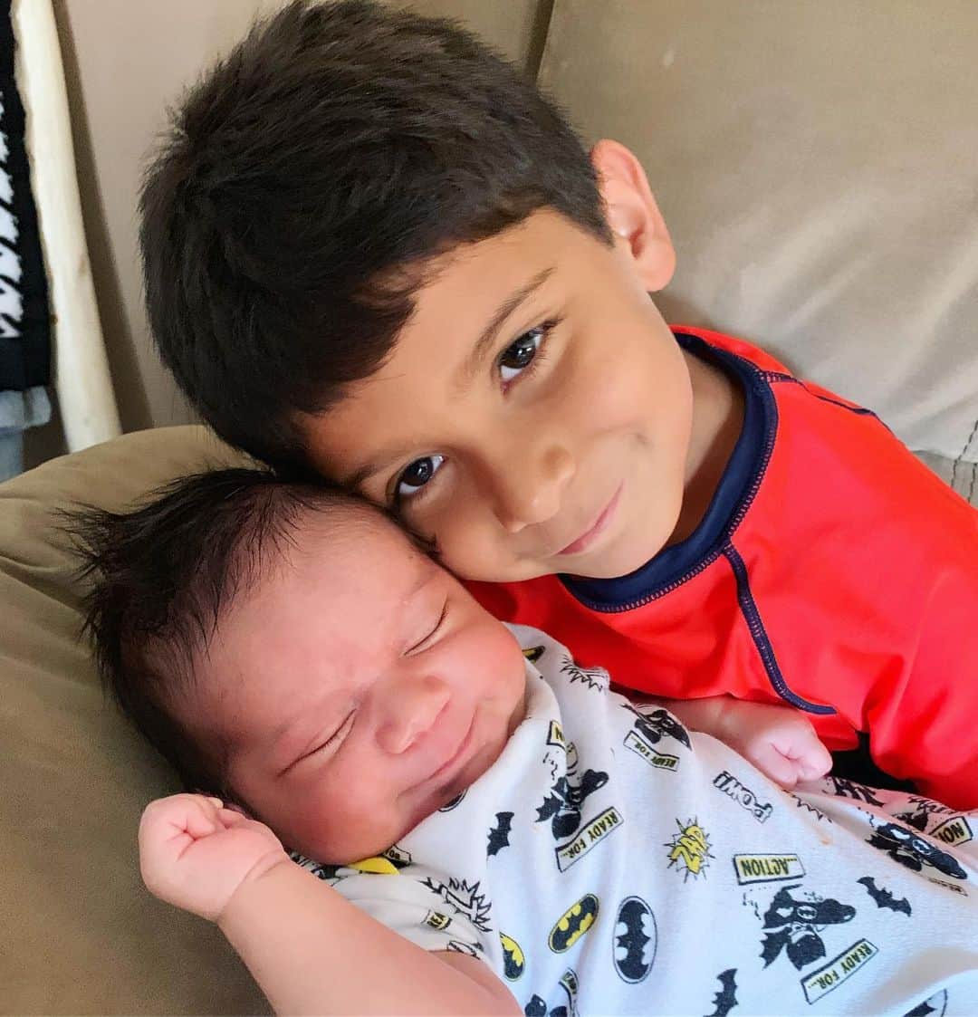 ニコール・ ポリッツィのインスタグラム：「OMG! #MyBoys #Twins #BlessedMawma 👶🏽👦🏽」