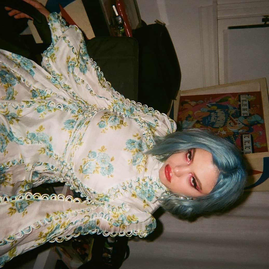 HEY VIOLETのインスタグラム：「hope you’re liking the ‘close my eyes’ video more than rena liked taking this picture」