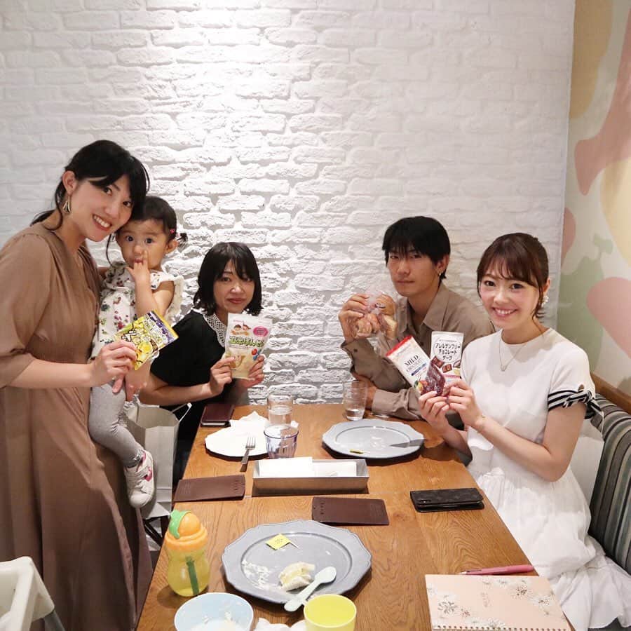 アレルギーナビゲーター 細川真奈 ❤さんのインスタグラム写真 - (アレルギーナビゲーター 細川真奈 ❤Instagram)「#食物アレルギー_おしゃべり会 . 今日は6月2度目の 「おしゃべり会 in 東京」開催日でした☺️🍰☕️💓 嬉しいことが沢山あったので シェアさせてください🌟 . スワイプ①枚目から順番に… ↓ ①平日にもかかわらずご参加くださった、そして心の優しい皆様とお会いできたこと✨ ②福岡開催の時以来！大学生アレっ子くんが1人で参加しに来てくれたこと✨ ③可愛い可愛いアレっ子ちゃんがフルーツサンドを頬張って食べている姿に癒されたこと✨ ④期間限定メニューが新しくなってチェリー&メロンになったこと✨ . 回を重ねるごとに新たな出会いや、 新たな感動や、 また輪が、ご縁が広がってきていて 本当に本当に嬉しく思います😌💓 . . 食物アレルギーがコンプレックスで店員さんはもちろん、友達にもなかなか伝えることができなかった5年前。 今ではアレルギーナビゲーターとして情報発信をしたり、 皆様のご縁をつなぐ役割をしていたりしていますが、考え方や捉え方はもちろん人それぞれ。 でもその中で、 "あぁ、この方法で合ってたんだ"とか "こういう考え方もあるのかぁ"など 同じ「食物アレルギー」をテーマに生きる者同士で意見交換し合える場ができたことにわたし自身、有難く感じられた時間でした😌💓 . ちなみに大学生アレっ子くんが、 「飲み会の場では枝豆とか食べられそうなものと飲み物を飲んで、お腹が空いてたら帰りに食べられるものを買って食べています。」 と言っていて、 #アレルギーっ子あるある だね❣️❣️ とニッコリ😊 . 良い時もあればそうでない時もある。 でも「おしゃべり会」では皆様に ✨✨良いパワー！！！✨✨ 💪💪元気パワー！！！💪💪 をお伝えすることを意識して開催するようにしてます☺️💓 . .  #おしゃべり会 #食物アレルギー #アレルギー #卵アレルギー #乳製品アレルギー #山芋アレルギー #ナッツアレルギー #アレルギーナビゲーター #美味しいって幸せ #💓 #お茶会 #teatime #instagood #instalike #instapic #allergies #フタバフルーツパーラー #食物アレルギー_座談会 #食物アレルギー_集まり #アレルギーっ子の未来は明るい」6月27日 0時38分 - manahosokawa