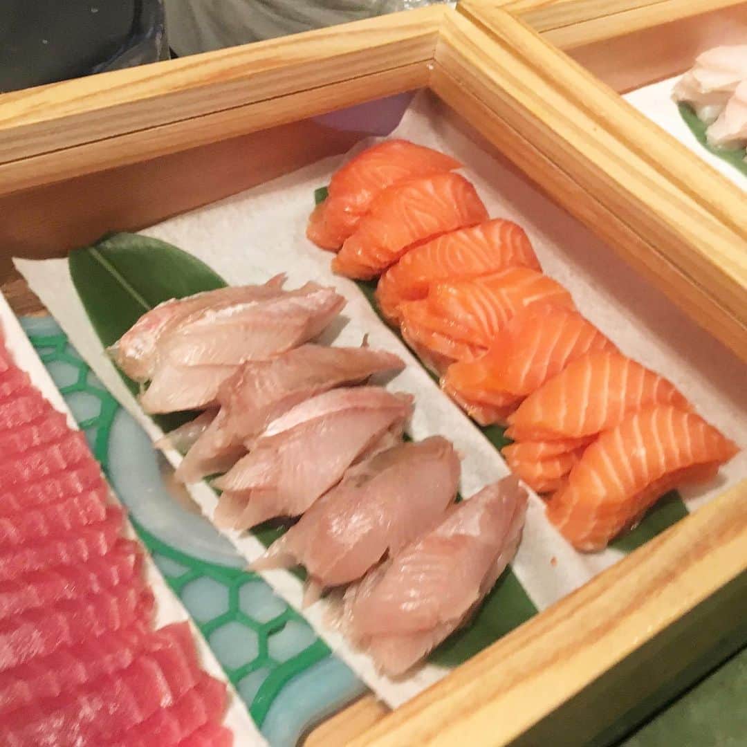 InterContinental Tokyo Bayさんのインスタグラム写真 - (InterContinental Tokyo BayInstagram)「. シェフズライブキッチンでは、7月1日より、『北海道フェア』を実施いたします。  ディナーブッフェでは、北海道産シーフードのブイヤベースを始め、ホッケの握り寿司、北海道えりもシシャモの天ぷら、ジンギスカンなどをご用意🦀🐟🥩 . ドライエイジングした北海道ポークの冷製しゃぶしゃぶ、北海道産カラフルポテトとベーコンのチーズ焼き、カジキマグロのソテーに色鮮やかな北海道ビーツのバターソースを合わせた温製料理もオススメです🐷🧀🥔 . 北海道観光PRキャラクター・エゾナキウサギの「キュンちゃん」も探してみてください🐰🦌 . #intercontinental  #ホテルインターコンチネンタル東京ベイ #インターコンチネンタル東京ベイ #Intercontinentaltokyobay #シェフズライブキッチン#chefslivekitchen #ホテルビュッフェ#食べ放題 #ほっけ #ホッケ  #シーフード #ビュッフェ #ビーツ  #バイキング #ライブ感  #ジンギスカン #ブイヤベース #シシャモ #キュンちゃん #スープカレー #じゃがいも  #トンデンファーム #北海道 #北海道産」6月27日 0時52分 - intercontitokyobay