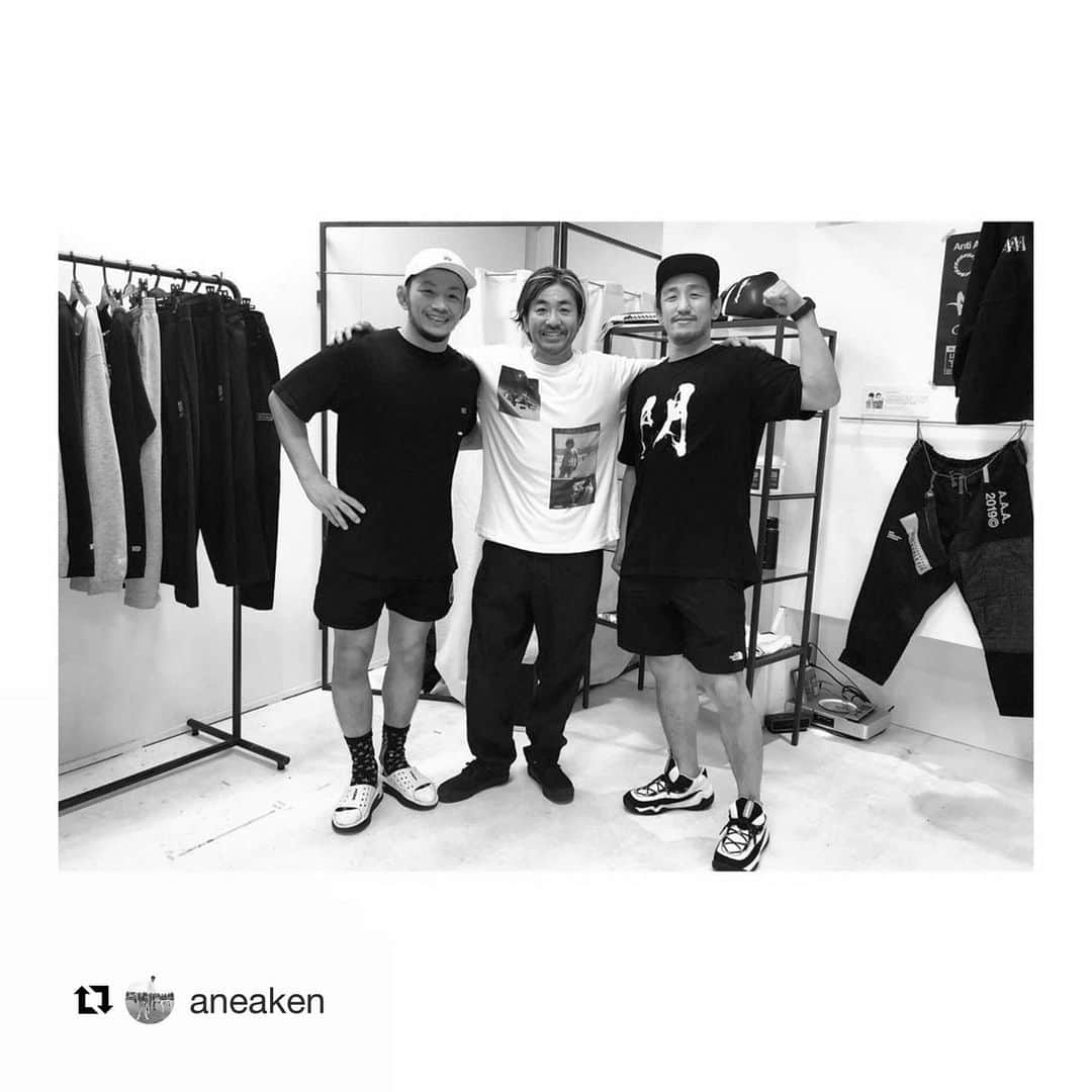 赤間紫動さんのインスタグラム写真 - (赤間紫動Instagram)「.﻿﻿ 🥺🥺✨✨🙇🏻‍♂️﻿ ・・・﻿﻿ #Repost @aneaken﻿﻿ ・・・﻿﻿ ◽︎﻿﻿ 20th UNO CAOL SHOWTEN🎉﻿﻿ --------------------﻿﻿ ・﻿﻿ ・﻿﻿ ・﻿﻿ ONEHUNDRED ATHLETIC﻿﻿ 「JIU-JITSU-GI」﻿﻿ ART EXHIBITION & 100A POP-UP STORE﻿﻿ @caoluno @takeshiuno_a @uno_dojo @unocaolshowten @onehundred_athletic﻿﻿ --------------------﻿﻿ @kkk.matsumoto さんのTシャツは可愛がっていた後輩の書道家 @shido_ak の書です﻿﻿ --------------------﻿﻿ #UNOCAOL #UNOCAOLSHOWTEN #ONEHUNDREDATHLETIC #UCS #100A #JIUJITSU #MMA #SHOOTO」6月27日 0時45分 - shido_ak