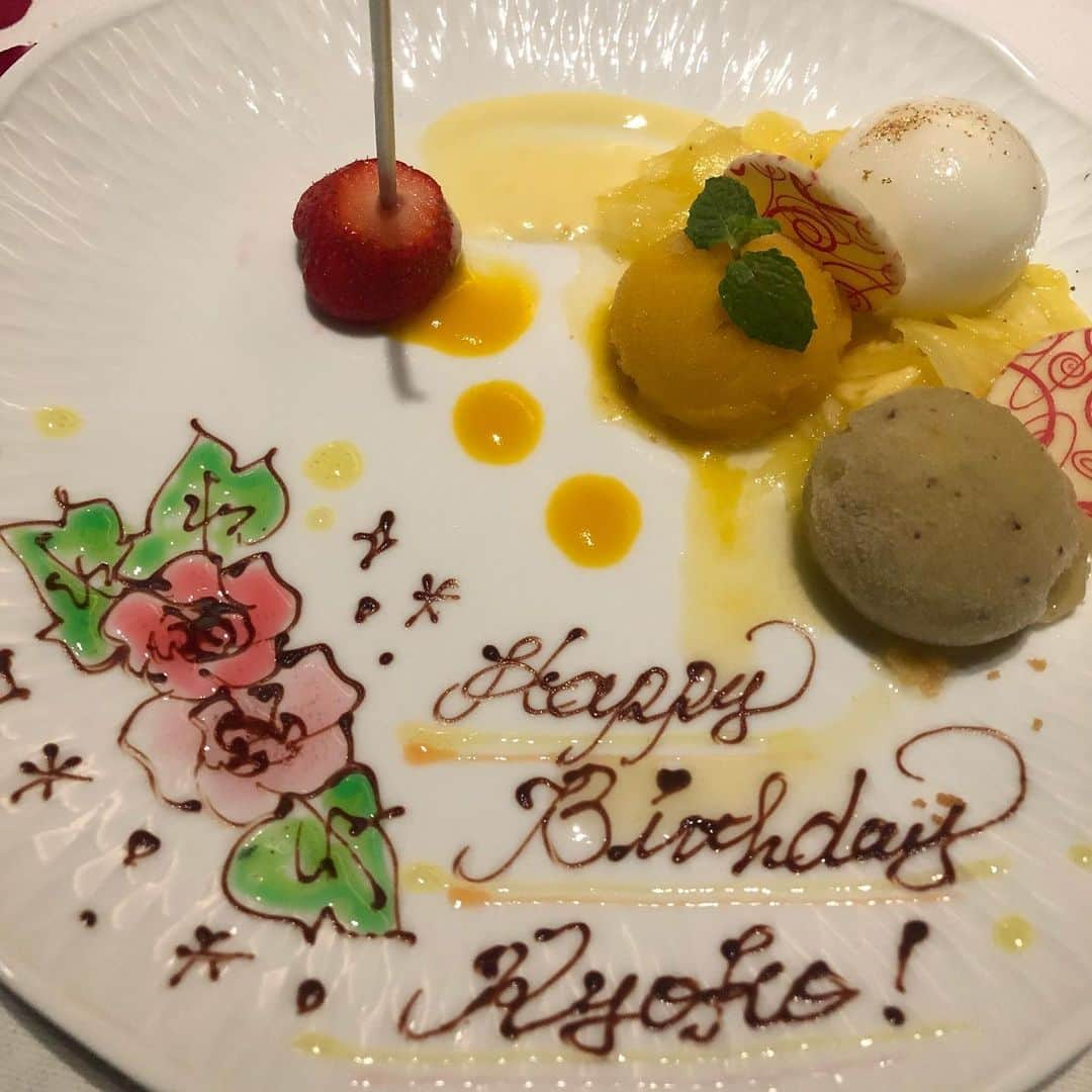 菊池良子さんのインスタグラム写真 - (菊池良子Instagram)「６月２７日お誕生日😊  私は人が好き^_^  楽しい時、仲間に会うとたくさん笑って帰って。  悲しい時、仲間に会うと帰るときには笑ってて。  恵まれた人生を送れているのも家族や仲間のおかげです。  父と母の娘に産まれたことで最大の運気をつかった気がするぐらい幸せですが、皆さんに頂いたパワーを力に変えてアナウンサーとして精進しますのでこれからも応援してください☺︎ いつも優しくして下さって、あたたかい応援、ありがとうございます☺︎ これからもよろしくお願いします🎁  令和元年 ６月２７日  フリーアナウンサー 菊池 良子」6月27日 0時46分 - kikuryo627happy