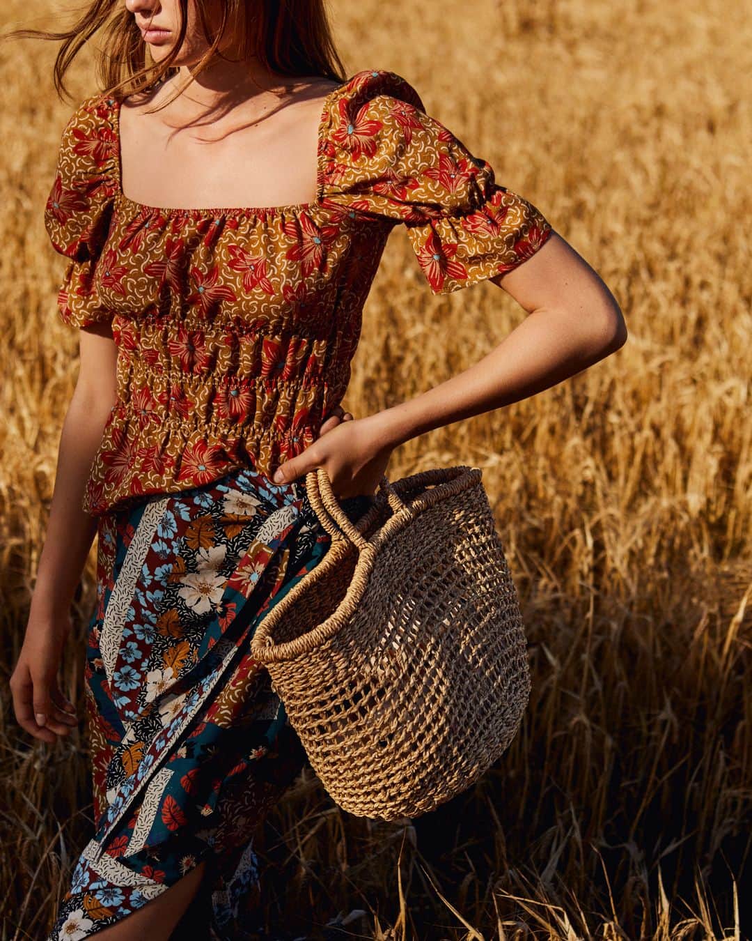 MANGOさんのインスタグラム写真 - (MANGOInstagram)「A countryside affair | Surrounded by nature, meet perennial prints, fresh fabrics and very fluid shaped pieces that really want to spend the summer with you. #MangoSS19 #Mango」6月27日 0時47分 - mango