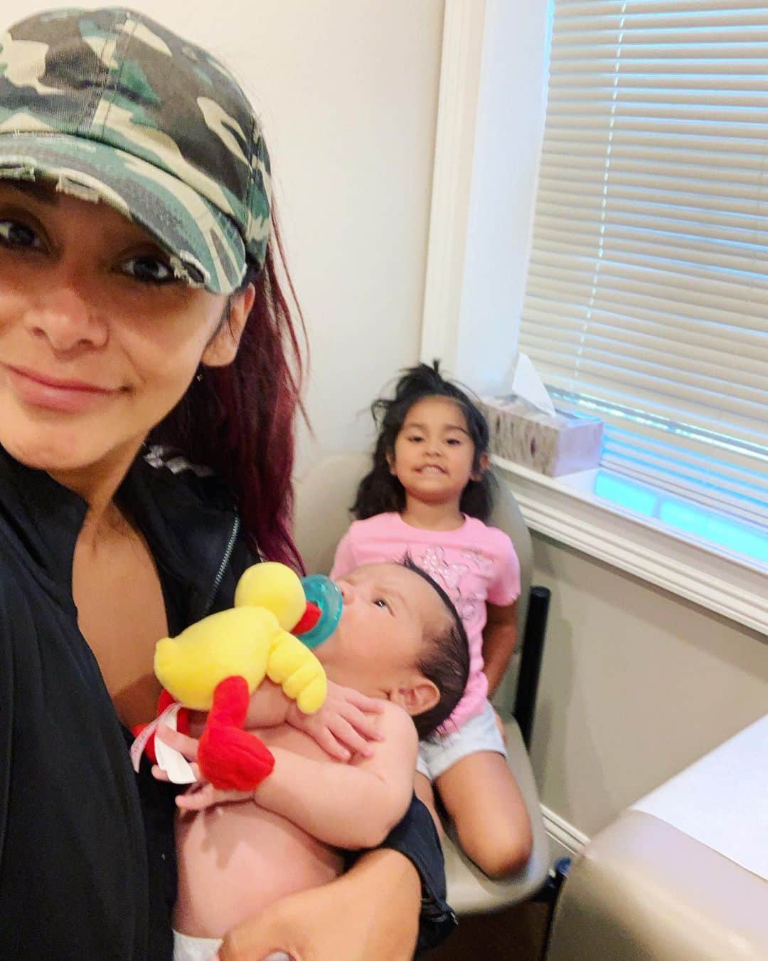 ニコール・ ポリッツィのインスタグラム：「One month check up with my little helper @sissygiovanna #bigsissy #angelois10」