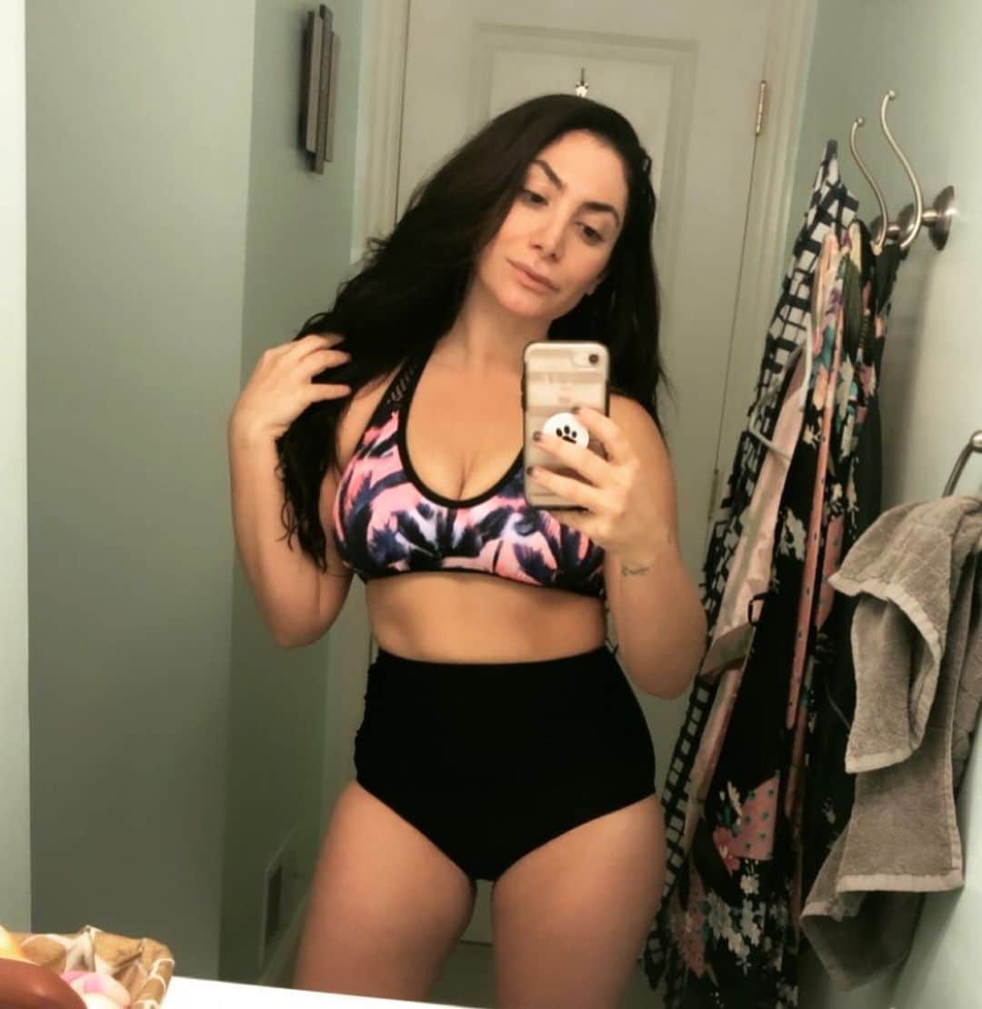 ディーナ・ニコール・コルテーゼのインスタグラム：「2 weeks until our family vacation!! Trying on my new swim suit from @venus! Love their wide variety of styles. Use my code DEENASUMMER for 20% off (discount expires 6/28 at midnight EST) #venusmoment #sponsored」