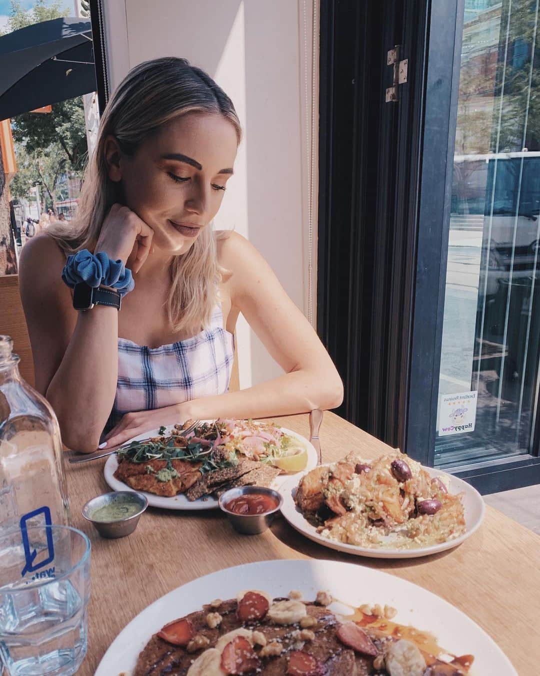 Kalyn Nicholsonのインスタグラム：「eyeing up this plate like it’s not about to change my entire perspective on vegan omelettes *insert drool*」