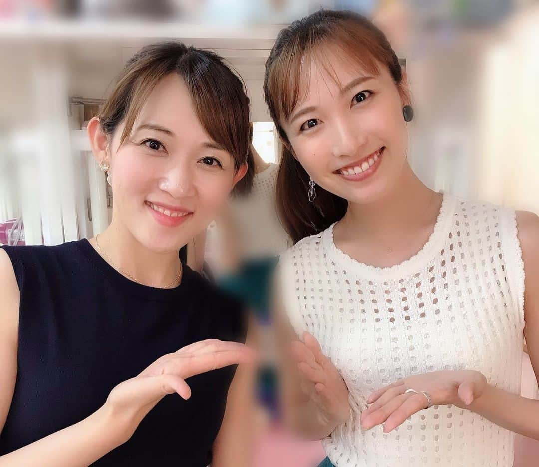 花里まなさんのインスタグラム写真 - (花里まなInstagram)「今日は宙組を観てきました❣️﻿ やっぱり宙組は最強で最高でした💓﻿ 自分がいた組を見ると、みんなが見たくて👀がいくつあっても足りません😂﻿ ﻿ 今回退団する方々とは、思い出がありすぎてもう観られないなんて本当に寂しいです😔﻿ でも皆さんが全力でイキイキと舞台を楽しんでいる姿を見て、清々しい気持ちにもなりました✨✨✨﻿ ﻿ フィナーレナンバーとパレードは涙涙でした😭﻿ ﻿ 沢山のOGの方々にもお会いできて嬉しい1日でした💓﻿ みりおん#実咲凜音 とも会えました☺️﻿ ﻿ #宙組﻿ #オーシャンズ11﻿ #純矢ちとせ さん﻿ せーこさんの集大成👏ダイアナ様ほんと素晴らしかったです✨﻿ #澄輝さやと﻿ 一緒に頑張ってきた大好きな同期❤️予科の頃からあっきー推しでした。笑  カッコよかった😢✨脚長すぎでした👖✨﻿ #蒼羽りく#愛白もあ﻿ 二個下の2人とも沢山の思い出が✨沢山ありがとう💕﻿」6月27日 1時01分 - aiko_mana18