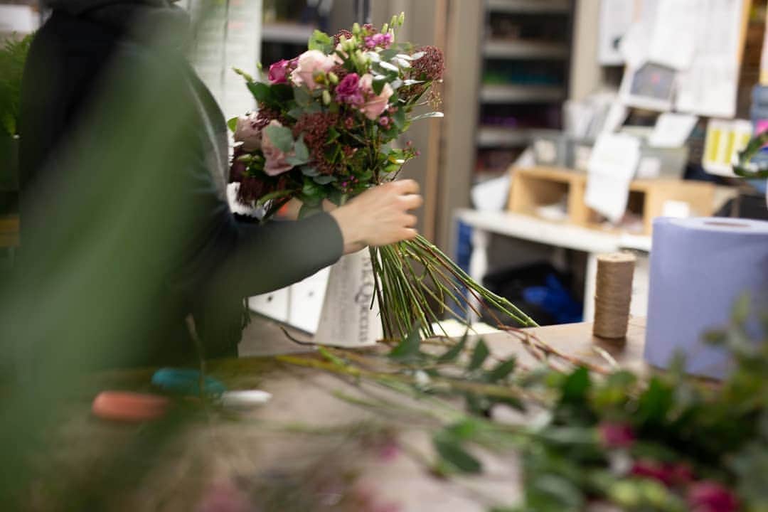 のインスタグラム：「Where the magic happens and designers with sap stained hands craft fronds and bend boughs into bouquets, discarded foliage exudes herby notes and aromatic lavender is strewn on benches, creating a green, powdery, safe and peaceful scent.」