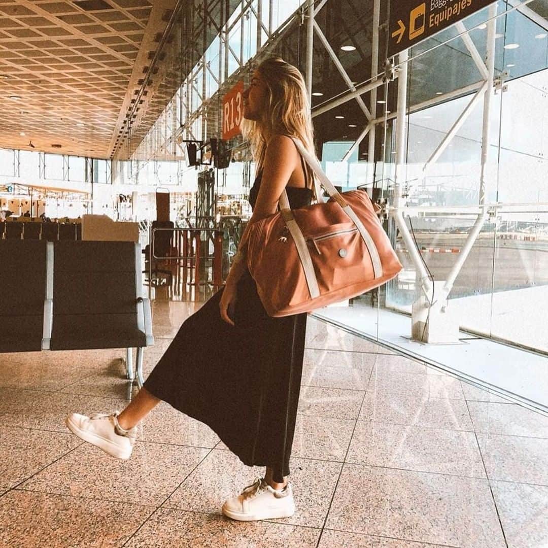 のインスタグラム：「Airport life with a casual style! 📸 @joaanalopezm」