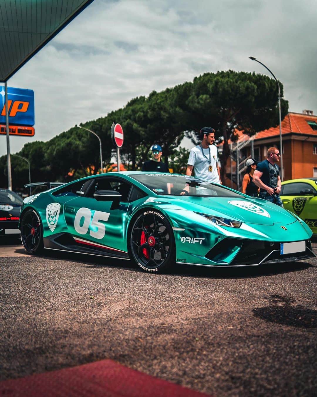 CarsWithoutLimitsさんのインスタグラム写真 - (CarsWithoutLimitsInstagram)「Lambo or Nismo  Follow @lionsrun_official on an epic journey from Rome to Budapest!」6月27日 0時58分 - carswithoutlimits