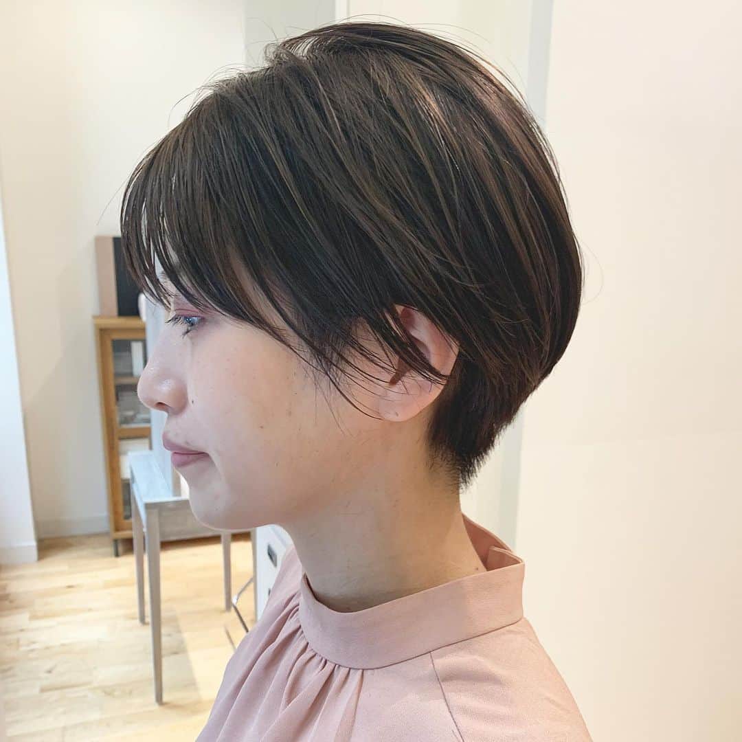 鮫島邦明のインスタグラム：「サロンワークスタイルショート 横のつながりがある縦の束感が 今風ショートポイント  #ハイライト #アッシュカラー #梅田美容室 #梅田美容院 #ヘア#梅田ヘアスタイル #髪型 #ヘアセット #ヘアメイク #キラ水 #グラデーション #ホリスティックカラー #ヘアアレンジ #アレンジ #就活 #美容学生 #美容専門学校#gu #snidel #梅田美容師 #モデル #サロンモデル #サロモ #ヘアカタ #ショートヘア#ショート #aujua --------------------------------------. 梅田と東京出店を計画中 スタッフ募集中メッセージくださいね★ AVANCE.CROSStuin梅田茶屋町 TEL06-6377-7211 AVANCE.CROSSmel c西梅田 TEL06-6348-2050 gif.hair TEL06-6377-7277 AVANCE.京橋 TEL06-6356-1555」