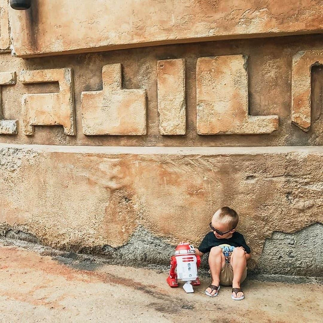 ディズニーランドさんのインスタグラム写真 - (ディズニーランドInstagram)「Look at all of the unique creatures and friends you have found in #StarWars #GalaxysEdge at Disneyland. What new friends have you made while living your adventure in the all-new land?  Use #HappiestPlace to share your Star Wars story this week for a chance to be featured. (📷: @just_jess_fashion @jenniferlanda @sarahsaryan @meghanyount @goofysushi)」6月27日 1時10分 - disneyland