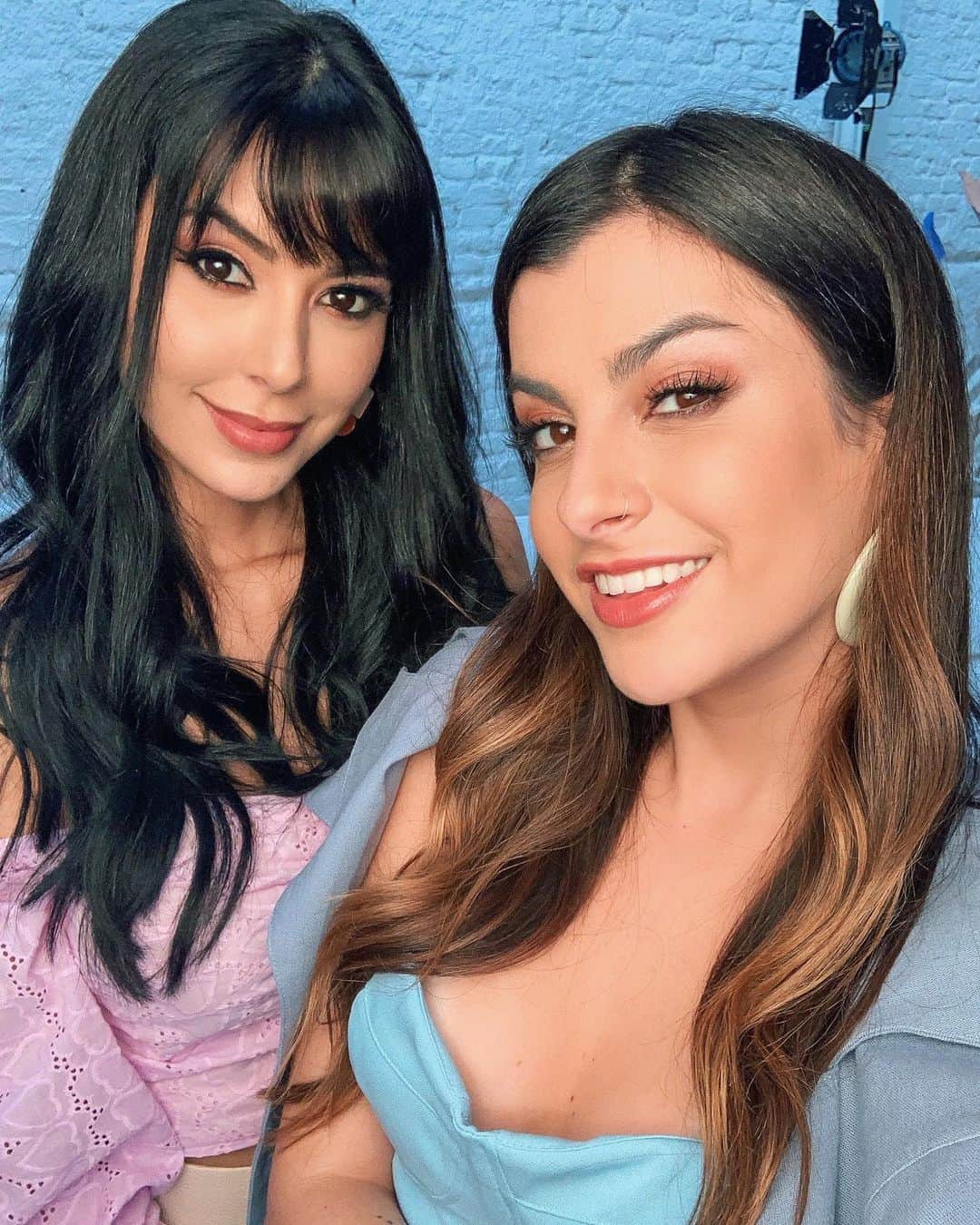 Gabriela Salesのインスタグラム：「Com essa bebezona linda @nahcardoso , para nova campanha Verão 2020 do @megapolomoda . Bem embaixadorahs kkkk! Eu amo 💗. E por falar em mega, nos dias 29 e 30 de julho vai rolar o Mega Fashion Week para lançar a campanha! E estaremos lá! Simbora, meu povo!」