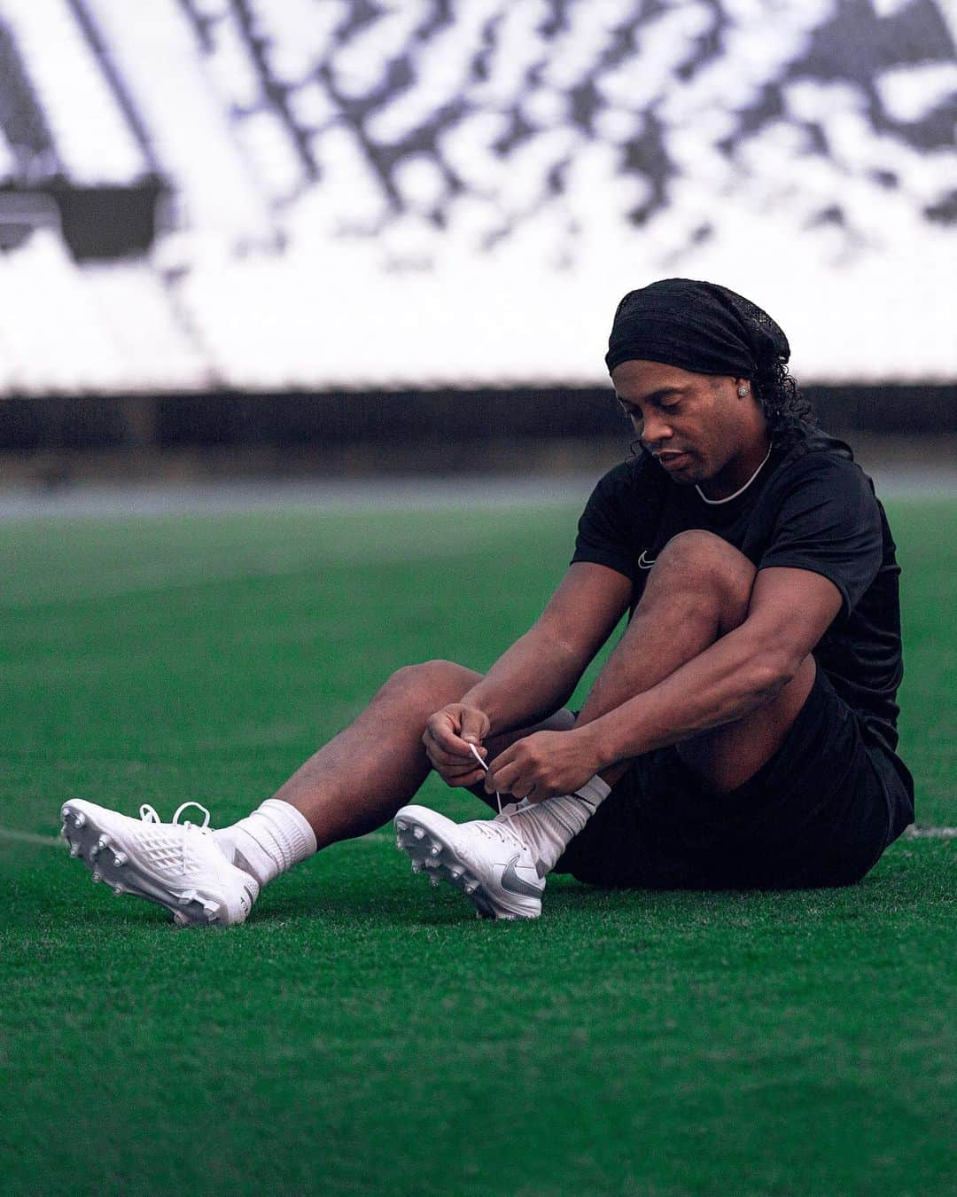 ナイキフットボールさんのインスタグラム写真 - (ナイキフットボールInstagram)「An icon and a legend. @ronaldinho 🤙 ⠀ 10R laces up the new Tiempo Legend 8, designed for superior touch. ⠀ Get yours today at Nike.com/Football or using the 🔗 in our bio. ⠀ #10R #tiempo #tiempo8 #tiempolegend #legend #nikefootball #nikesoccer #nike #football #soccer」6月27日 1時12分 - nikefootball