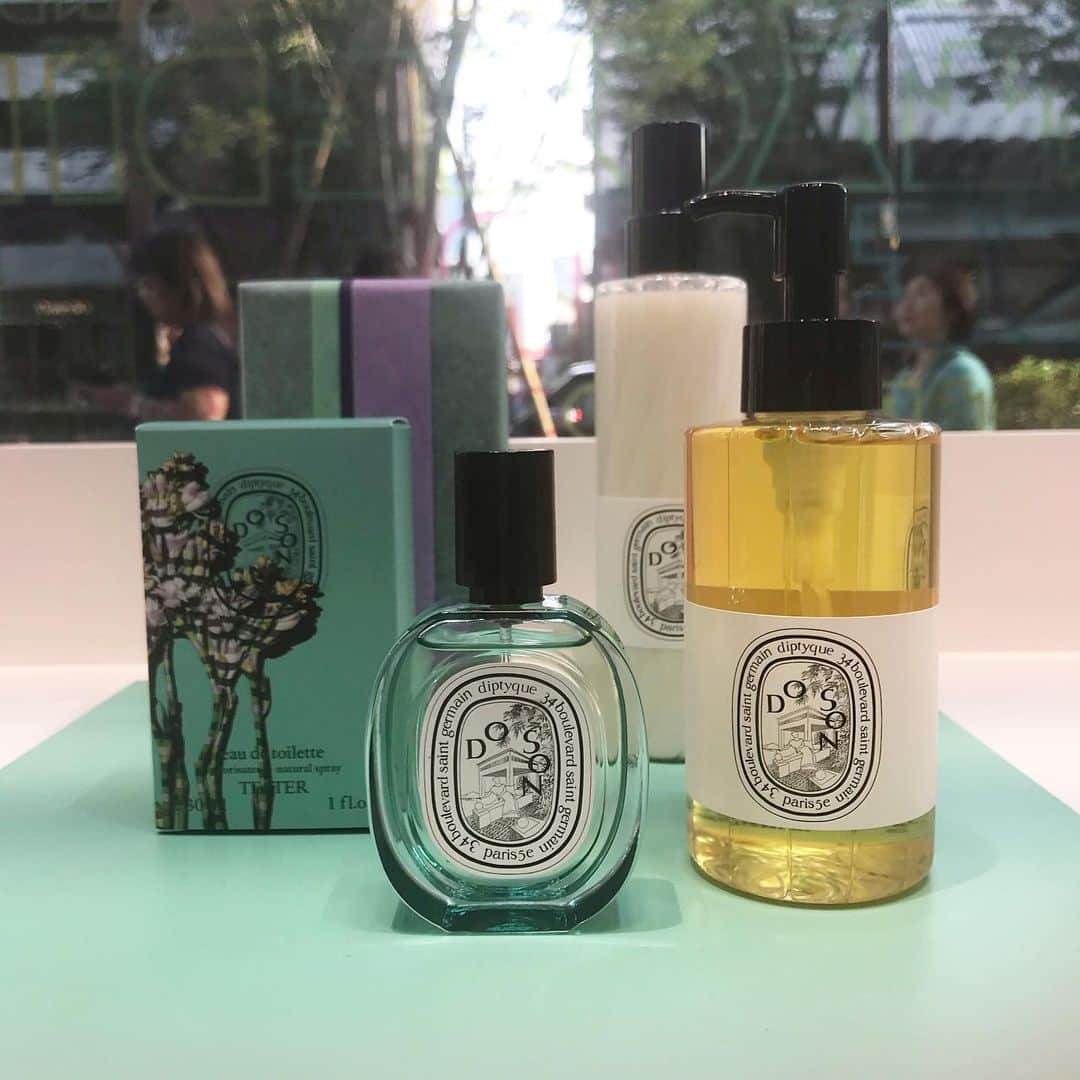 丸山敬太さんのインスタグラム写真 - (丸山敬太Instagram)「diptyque の素敵なポップアップ。  随分と前からルームフレグランスやキャンドルはずっと愛用しています。 最近はオードトワレも気分によって香りを使い分けたりします。  香りは記憶や脳のクリエィティブな部分に効く僕にとってとても大切なもの。音楽のようなものです。  とても美しいカラーの限定ボトルも。 色も香りも、人生を豊かにしてくれるとても大切なもの。  僕は今回は夏らしい甘くさわやかな DOSONを選びました。  表参道R-STUDIO 東京都渋谷区神宮前4-12-10 表参道日留守西館1F  6月27日にローンチする新しいコレクション「Raw Materials in Colors (色彩豊かな原料)」の発売を記念して、 表参道ヒルズ西館1階の表参道R-STUDIOに、フレグランス ポップアップ ストアをオープン致します。 このポップアップストアは6月27日（木）から7月16日（火）までの3週間。」6月27日 1時14分 - keitamaruyama