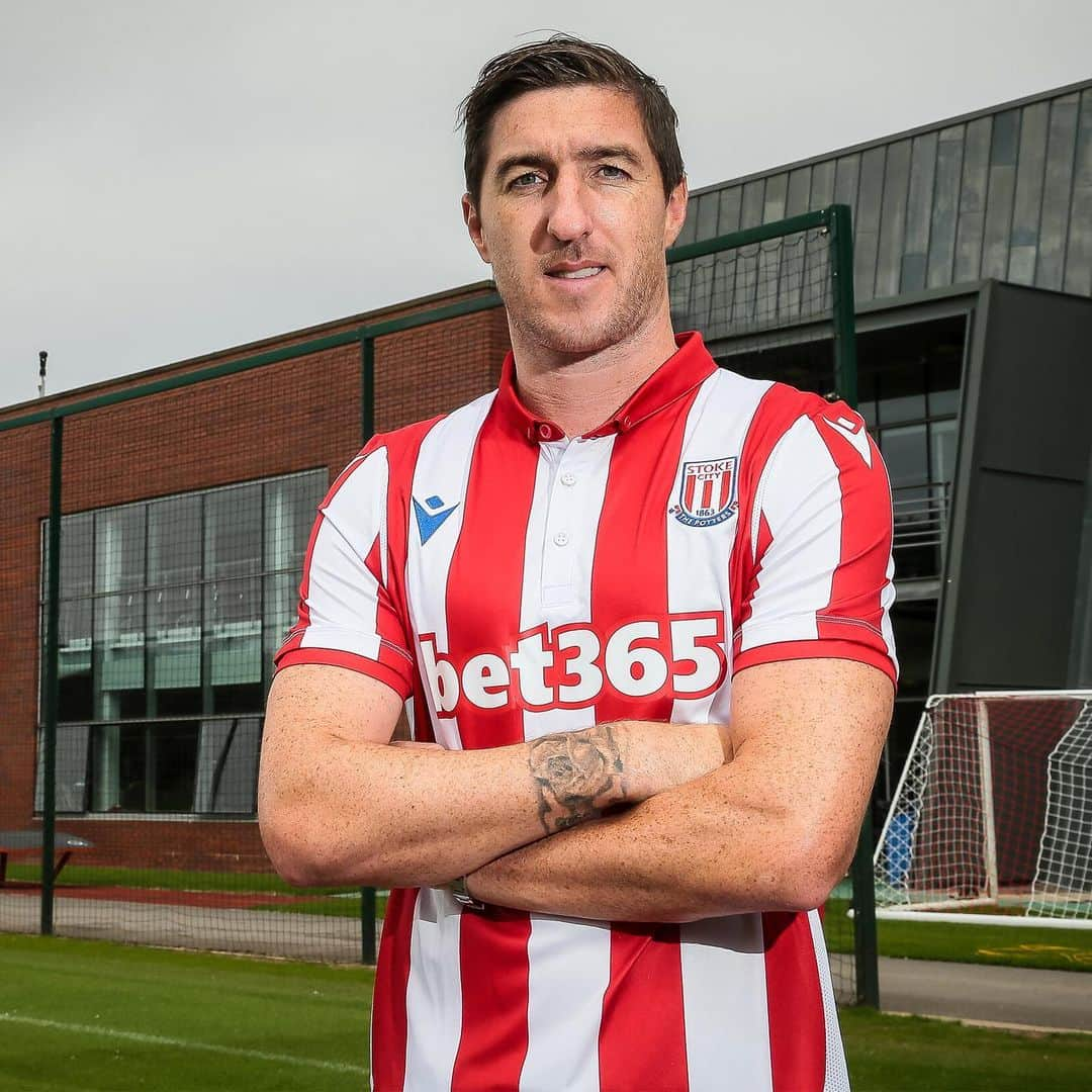 ストーク・シティFCさんのインスタグラム写真 - (ストーク・シティFCInstagram)「Stephen Ward becomes the Potters’ latest summer recruit, joining on an initial one-year deal. #SCFC 🔴⚪️」6月27日 1時15分 - stokecity