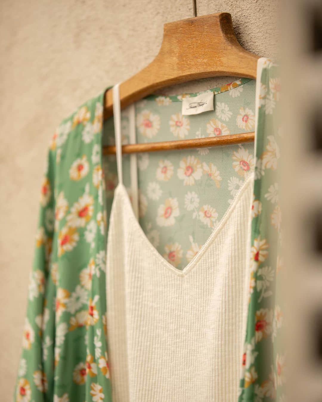 アメリカンビンテージのインスタグラム：「Prints & summer spirit 🌸 #americanvintage #womenswear #ss19 #summer19 #fashion #prints #iconic」
