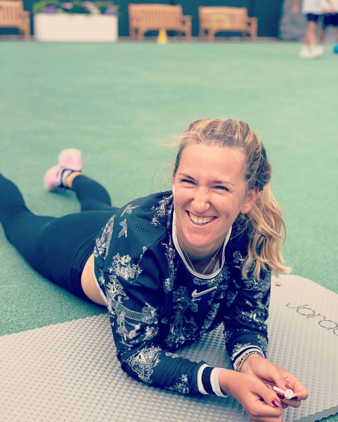ビクトリア・アザレンカのインスタグラム：「Hardly working @wimbledon 😂」
