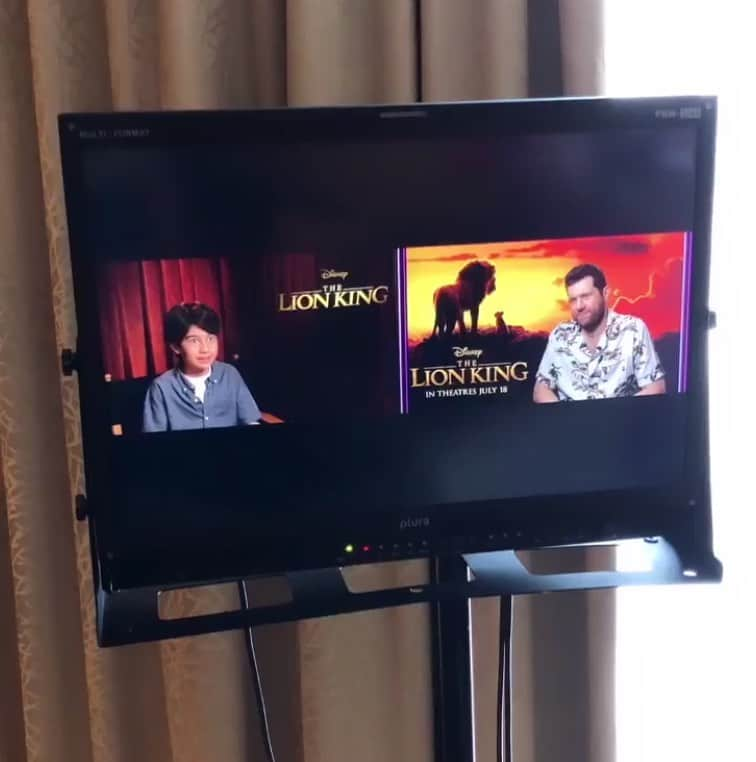 ビリー・エイチュナーさんのインスタグラム写真 - (ビリー・エイチュナーInstagram)「Being interviewed by a child journalist in Canada. #TheLionKing」6月27日 1時20分 - billyeichner