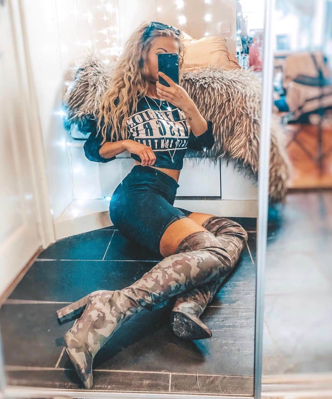 Keelaのインスタグラム：「👋🏻👅」