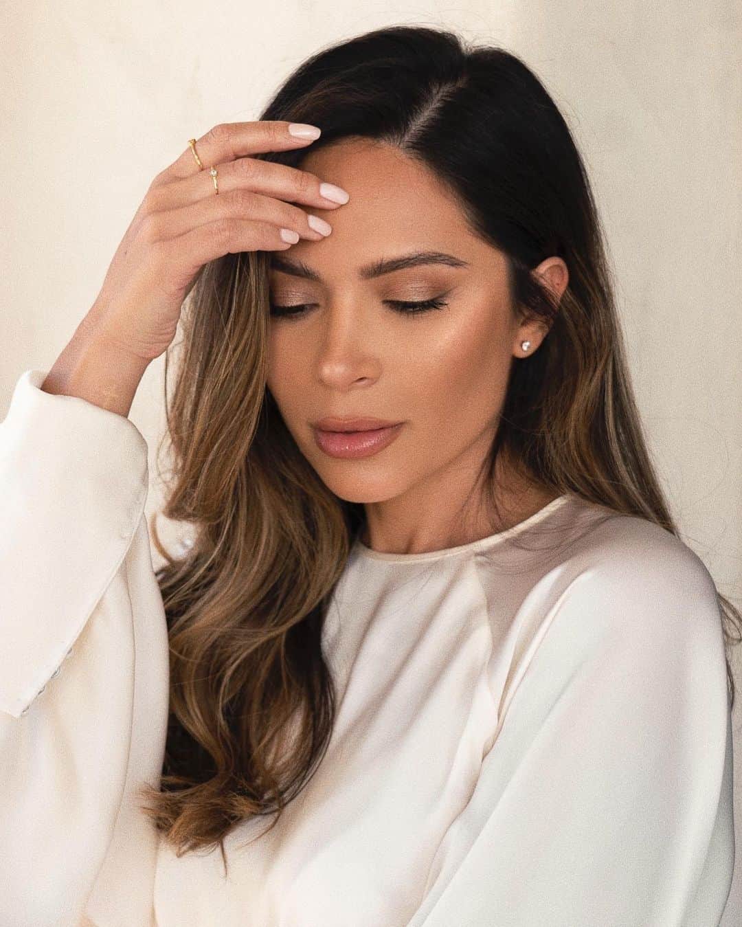 Marianna Hewittさんのインスタグラム写真 - (Marianna HewittInstagram)「My go-to makeup look is always neutral and the same goes for my nails 💅🏼 I went for a monochromatic look using @smithandcult Hydragloss in Dusty Mauve for some extra shine on my lips and their nail lacquer in new color Certain Sweetness for a neutral mani. What’s your signature makeup look? ✨ #ad」6月27日 1時22分 - marianna_hewitt
