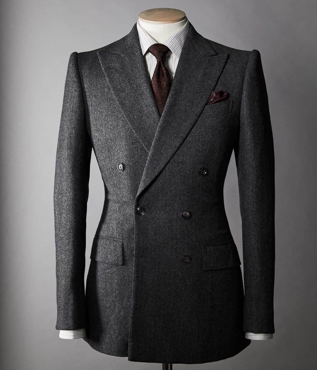 ギーブス&ホークスのインスタグラム：「“The term bespoke, to a British tailor, is much the same as couture might be to a French couturier. It essentially suggests the ability to create garments, cut, fitted and sewn by hand for an individual customer. The emphasis is primarily on fit, as this is what creates a unique silhouette. It is in expressing the customer’s individuality that really sets bespoke clothes making apart from ready to wear and made to measure. The choice of cloth, the purpose of the suit, the customer’s lifestyle, culture, body shape and many other questions are proposed when designing a suit. Answering them correctly leads to the creation of a garment that is stylish (form over function) and will never go out of fashion. More importantly it expresses the customer’s character, expectations and idiosyncrasies. This is how bespoke tailoring remains modern and relevant.” @davidetaub Head Cutter. For more information visit the link in our bio.」