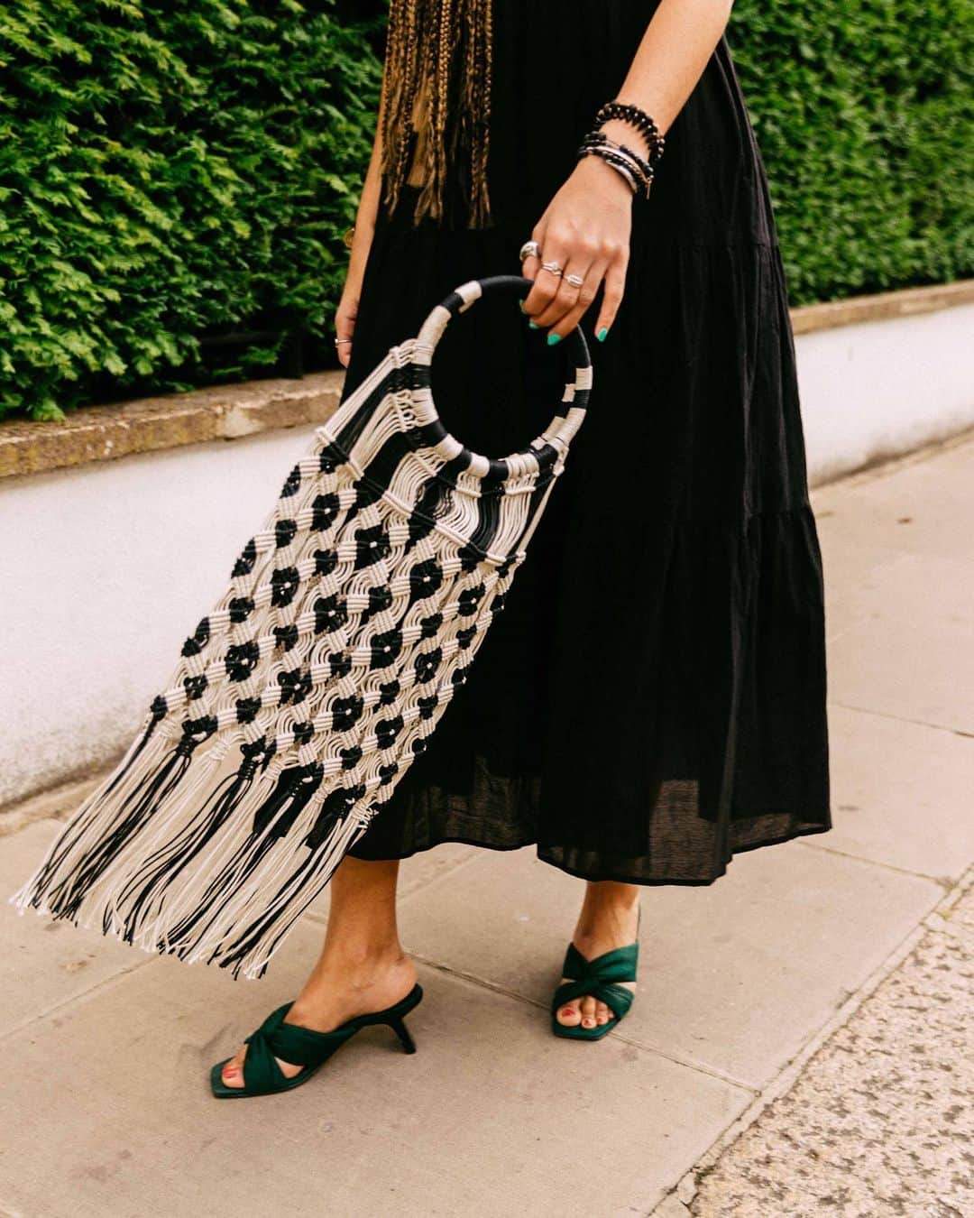 アクセサライズのインスタグラム：「Let the macramé trend make its mark on your style with our Maha handheld bag. Intricately knotted and finished with fringing, this craftwork style is carried by large ring handles for a right-now feel. As seen on the gorgeous @alannanicolex. 🔍 6909869000  Tap the link in the bio to shop now.  #Accessorize #Accessorizer」