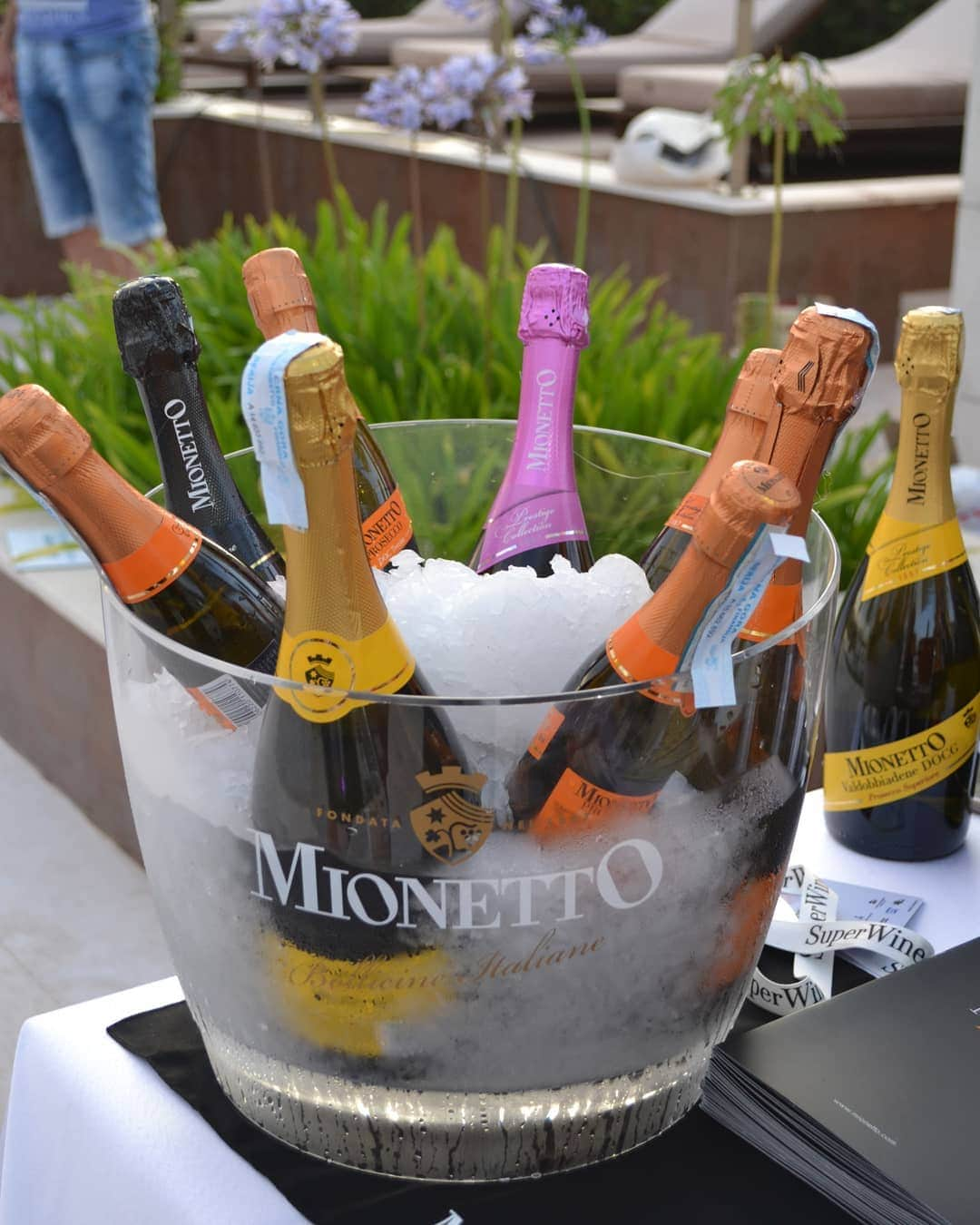 Mionetto Prosecco Montenegroさんのインスタグラム写真 - (Mionetto Prosecco MontenegroInstagram)「Mionetto vas čeka u svom kutku i na sedmom izdanju @superwine. ☺️ Uhvatite trenutak za sebe, uhvatite trenutak za prosecco. 😍  #mionettoprosecco #montenegro #mionettoME #lifestyle #mionetto #mymionetto #madeinitaly #prosecco #proseccotime #italy #sparklingwine #wine」6月27日 1時43分 - mionettome