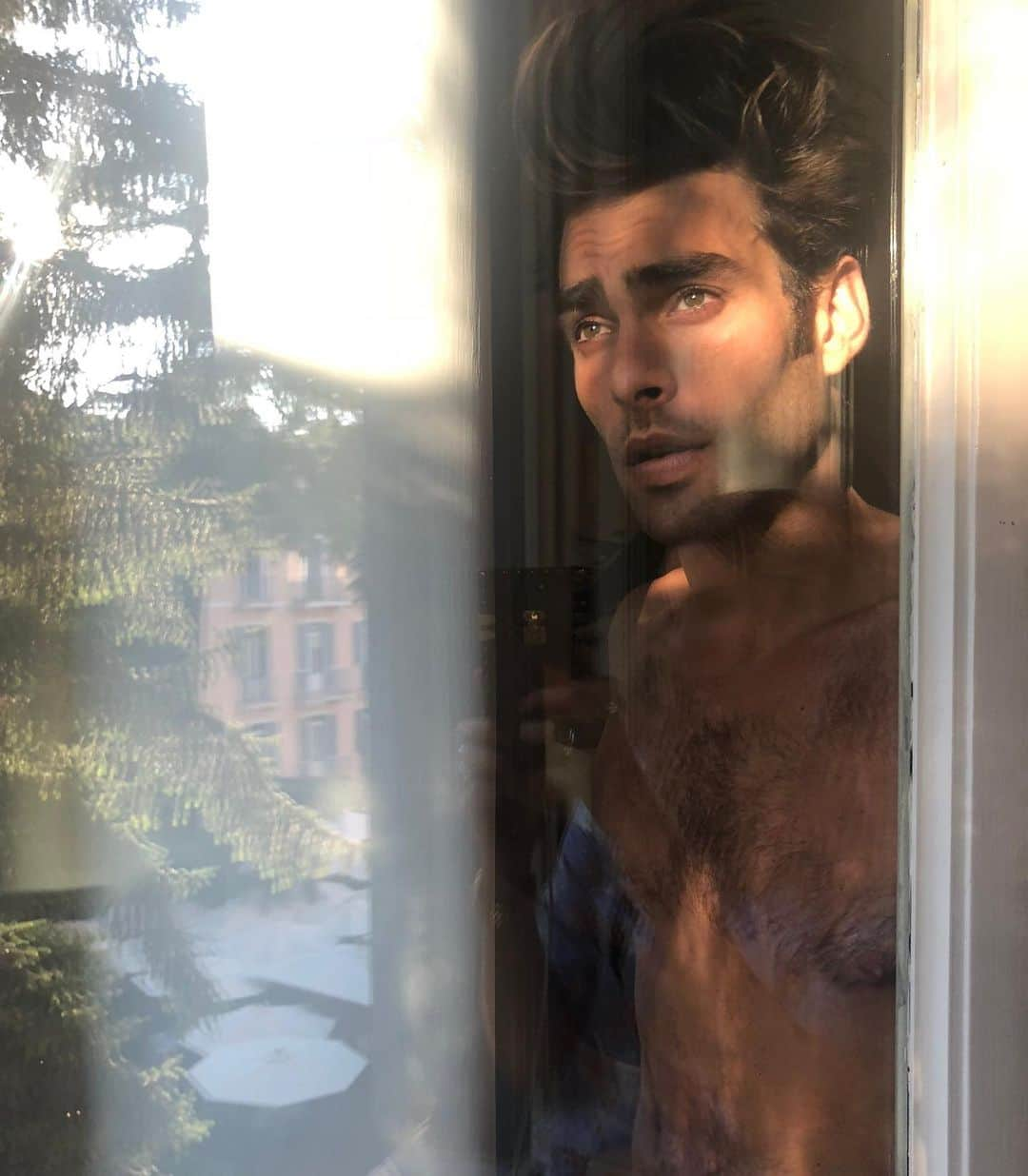 ジョン・コルタジャレナさんのインスタグラム写真 - (ジョン・コルタジャレナInstagram)「Looking out of the window and wondering why If I should go to the gym, or eat a cake  #losingit」6月27日 1時54分 - jonkortajarena