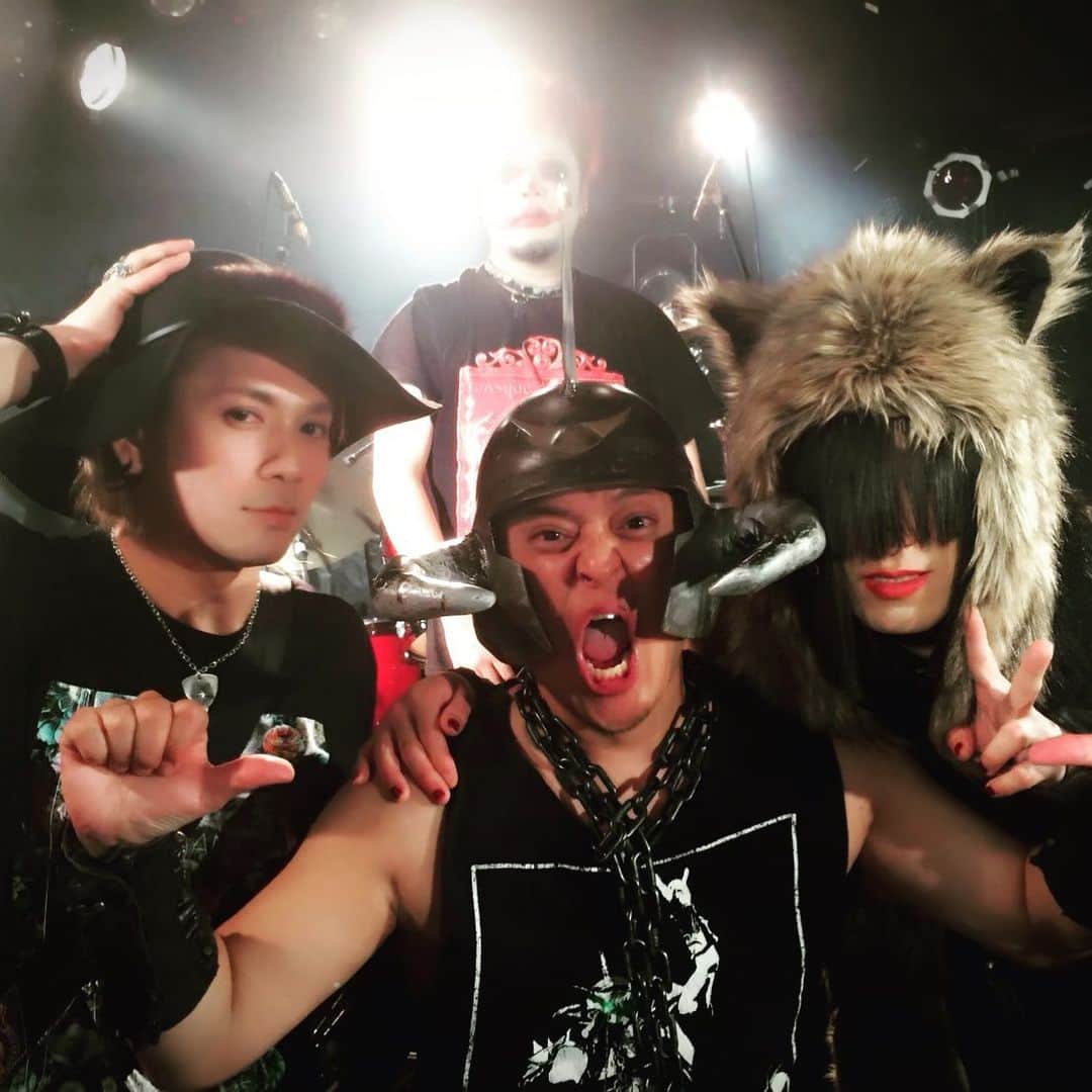 Kyrieのインスタグラム：「水無月祓ファイナル、高田馬場公演でした。有難う。  アンコール後の被りものチーム。 なんか後ろに、亡霊が…？」