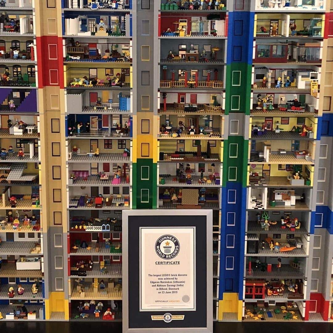 LEGOさんのインスタグラム写真 - (LEGOInstagram)「We’re OFFICIALLY AMAZING®! 👏 The world’s largest LEGO Bricks Diorama – 226.47 sq. ft., 881.84 lbs., 1,500 builders, and 1 #LEGOTowerGame to keep the building going! #GuinnessWorldRecords 🏆」6月27日 1時58分 - lego