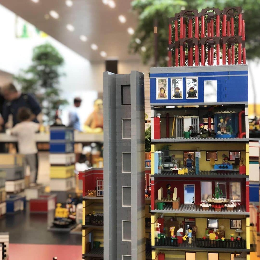 LEGOさんのインスタグラム写真 - (LEGOInstagram)「We’re OFFICIALLY AMAZING®! 👏 The world’s largest LEGO Bricks Diorama – 226.47 sq. ft., 881.84 lbs., 1,500 builders, and 1 #LEGOTowerGame to keep the building going! #GuinnessWorldRecords 🏆」6月27日 1時58分 - lego