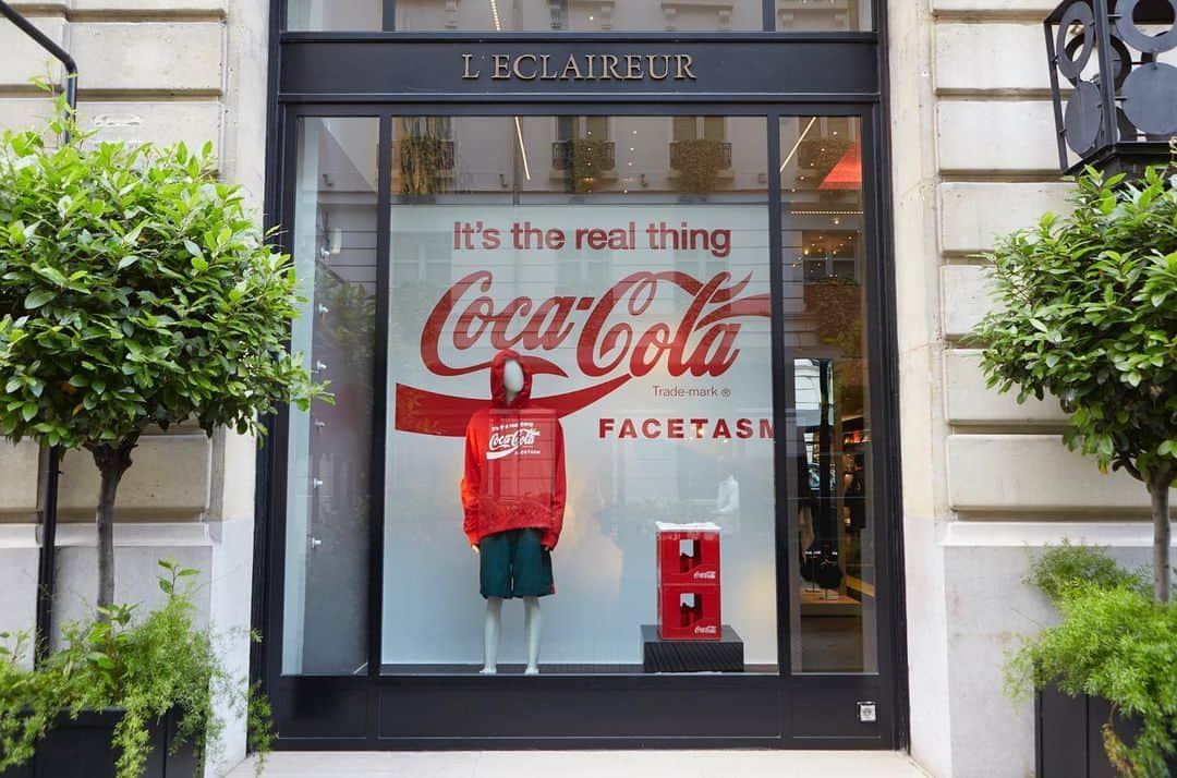 レクレルールさんのインスタグラム写真 - (レクレルールInstagram)「Last night event at Leclaireur Boissy D’Anglas introducing @CocaColafr x @FACETASMTokyo collaboration capsule. Collection already available at Leclaireur Boissy D’anglas #Leclaireur #LeclaireurBoissy #Facetasm #CocaCola 📸 @yukariisa13」6月27日 2時00分 - leclaireur