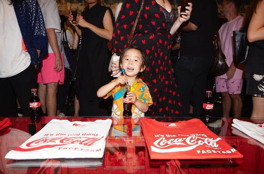 レクレルールさんのインスタグラム写真 - (レクレルールInstagram)「Last night event at Leclaireur Boissy D’Anglas introducing @CocaColafr x @FACETASMTokyo collaboration capsule. Collection already available at Leclaireur Boissy D’anglas #Leclaireur #LeclaireurBoissy #Facetasm #CocaCola 📸 @yukariisa13」6月27日 2時00分 - leclaireur