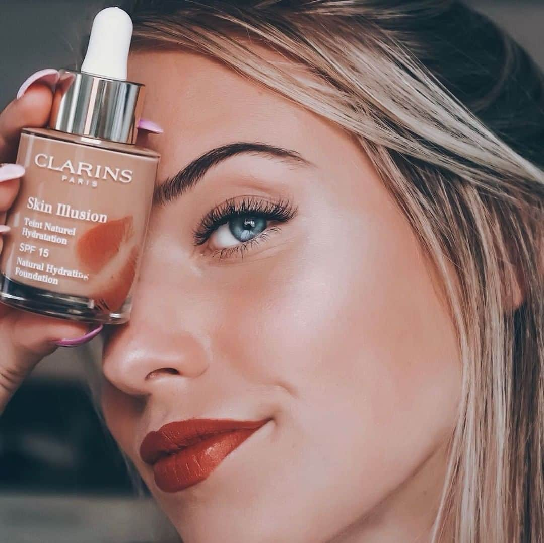 Clarins Españaさんのインスタグラム写真 - (Clarins EspañaInstagram)「@saraemdi nos revela su truco para un resultado de maquillaje natural, y una piel hidratada y más luminosa día tras día: Double Serum + Skin Illusion 🌿✨ #SkinIllusion #ElNudeQueCuidaTuPiel #MaquillajeSerum #Nudelsln #DoubleSerum」6月27日 2時01分 - clarinsespana