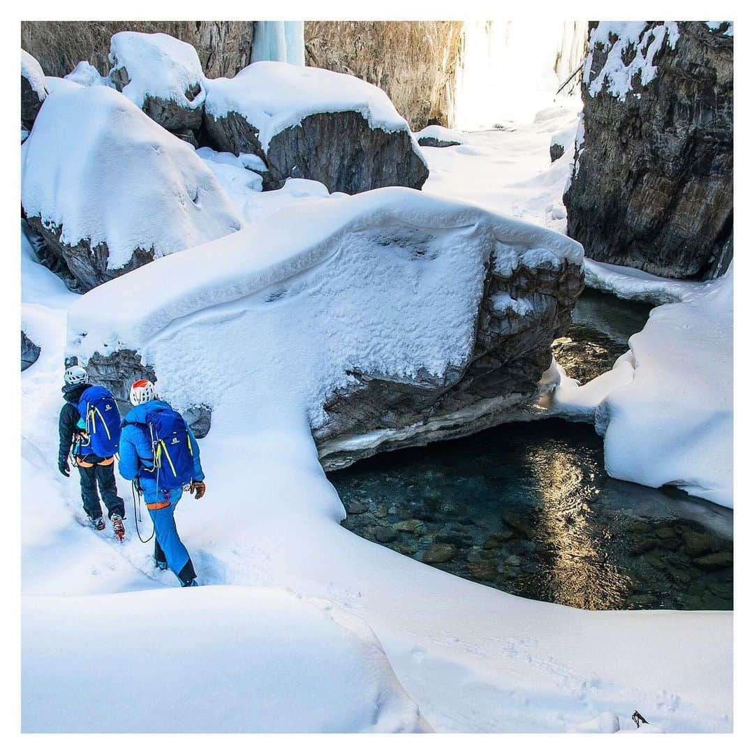 マチルド・ベセーラさんのインスタグラム写真 - (マチルド・ベセーラInstagram)「Moment d’émerveillement quand le canyon dévoile enfin ses joyaux de glace dans un cadre immaculé, où l’hostilité laisse place à la magie. Une première expérience féerique en compagnie de @julienirilli 👌🏼. • Blissful moment when the canyon unveils its ice gems in a white magical world. A first experience that felt like a fairy tale with my good friend @julienirilli 👌🏼. • 📸 @verticalflow • @thenorthfaceuk | @arkose.climbing | @scarpafrance | @snap.climbing | @hondafrance | @wildcountry_official | @mytendon | @cpa_performance • #neverstopexploring #iceclimbing #alpineclimbing #mountaineering #instamountain #mountainlife #mountainaddict #alpes #naturelovers #mountains #mountainlovers #adventuregirl #adventuresports #climbing #climbinggirl #iloveclimbing #climbing_pictures_of_instagram #exploreyourlimits #followyourdreams #outdoors #snow #winter #womenwhoexplore #likeamountaingirl #alpinebabes」6月27日 2時03分 - mathildebecerra