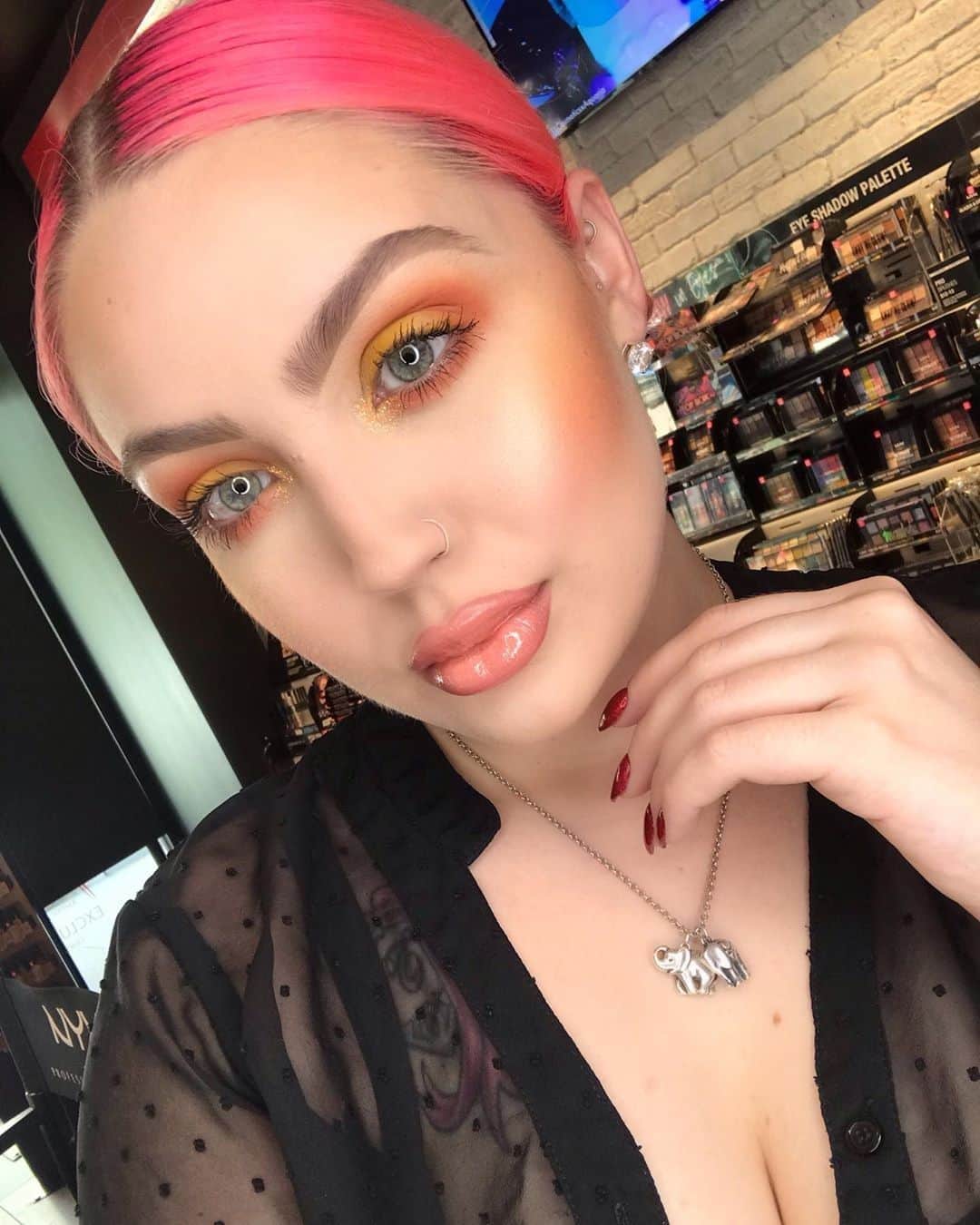 NYX Cosmeticsさんのインスタグラム写真 - (NYX CosmeticsInstagram)「Gearing up for #WorldPride this weekend with our limited edition #NYXCOSMETICSXAQUARIA Color Palette 🎨🌈 Featured here is our #NYXProfessionalMakeup PRO artist @autumn.nicole.artistry 💋✨ Available exclusively online & at your nearest #NYXProfessionalMakeup store ⭐ || #nyxcosmetics #crueltyfreebeauty」6月27日 2時06分 - nyxcosmetics