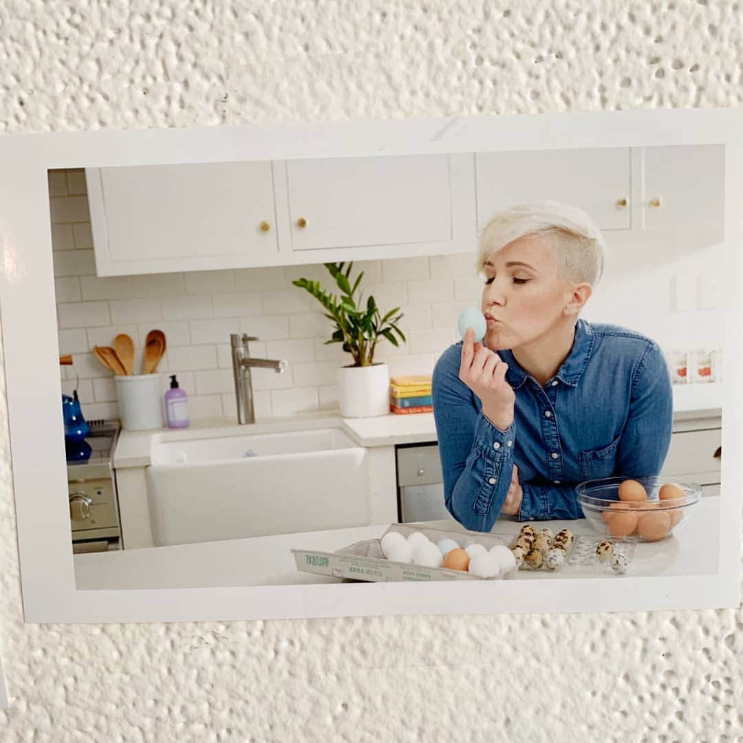 ハナー・ハートのインスタグラム：「My move? Making breakfast. 😉🥚⭐ 💋 MyDrunkKitchenHolidays.com」