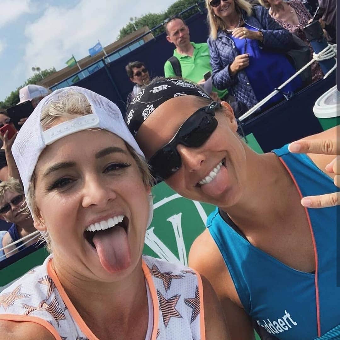 のインスタグラム：「Dubs (fun) 😝🤘 ft. the B 🐝 & Flipper 🐬  #doubletrouble」