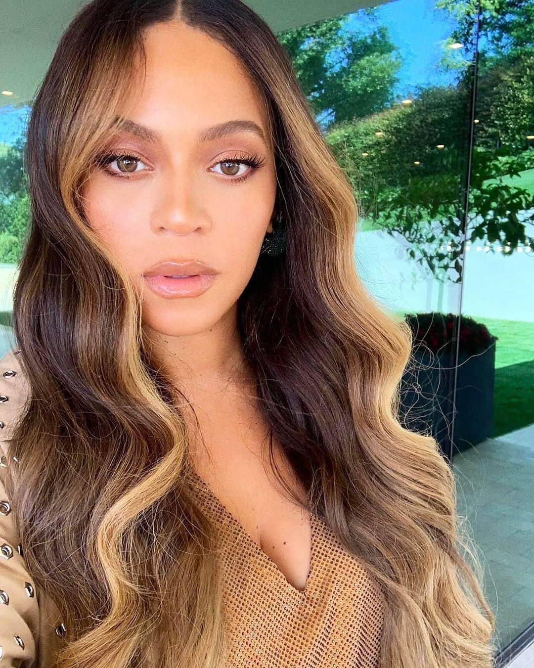 WHO WHAT WEARさんのインスタグラム写真 - (WHO WHAT WEARInstagram)「So you want to look like Bey this summer... we got you. We asked her makeup artist about the best (and worst) lip colors to wear this season—the verdict is at the link in bio. 💄 photo: @beyonce」6月27日 2時13分 - whowhatwear