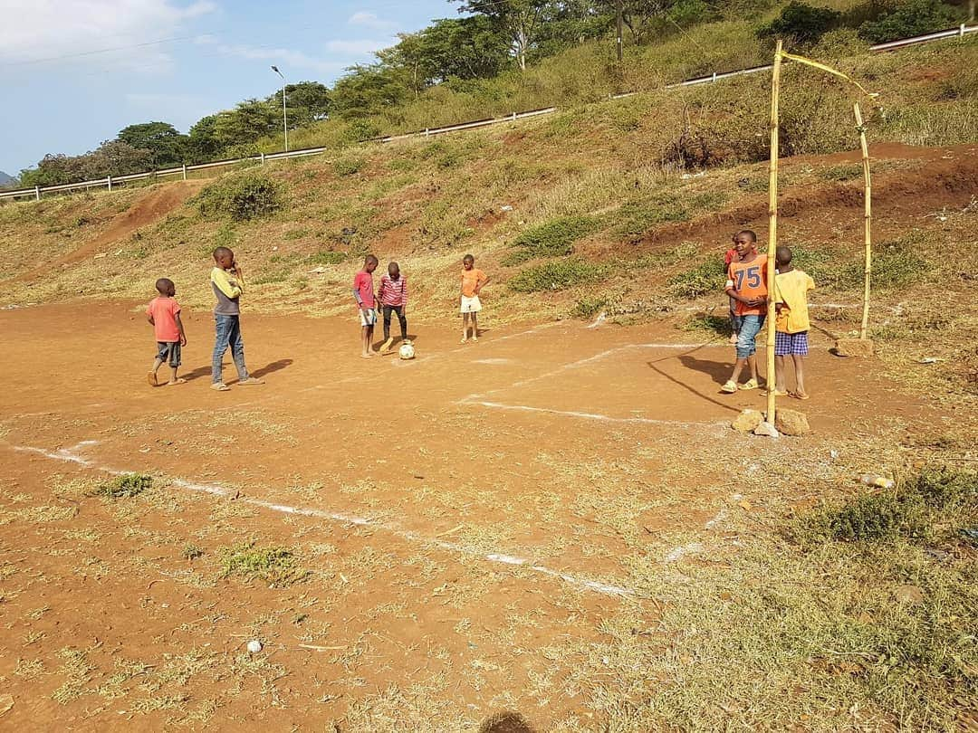 ウィリアンさんのインスタグラム写真 - (ウィリアンInstagram)「Football is a place of dreams. @jshuma_11 is 17 and is doing a fundraising campaign to build a @lovefutbol_us project in Arusha, Tanzania, where he was born. Like many children in the world, he found passion and hope in football. Today, he lives in the United States with his adoptive family and wants to make a difference in the community where he lived part of his childhood and learned to do his first moves. I support Jordan and #lovefutbol to make that dream happen! Come with us! Donate www.lfarusha.org #morethanaplacetoplay - .  O futebol é um lugar de sonhos. @jshuma_11 tem 17 anos e está fazendo uma campanha de arrecadação de fundos para construir um projeto @lovefutbol_us em Arusha, na Tanzania, onde ele nasceu. Como muitas crianças no mundo, ele encontrou esperança no futebol. Hoje, ele vive nos EUA com sua família adotiva e fazer a diferença na comunidade onde viveu parte da infância e aprendeu a dar os primeiros dribles. Eu apoio o Jordan e a #lovefutbol para fazer esse sonho acontecer! Vem com a gente! Doe www.lfarusha.org #maisqueumlugarparajogar」6月27日 2時15分 - willianborges88