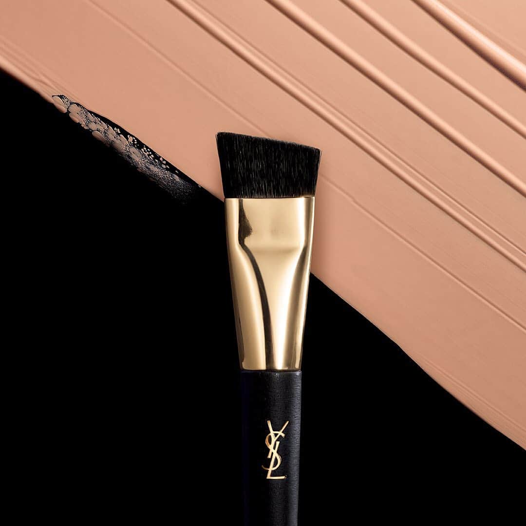 Yves Saint Laurent Beautyさんのインスタグラム写真 - (Yves Saint Laurent BeautyInstagram)「Chisel yourself to perfection with the angled tuft of the CONTOURING AND STROBING BRUSH N°9 #yslbeauty #makeupbrushes」6月27日 2時17分 - yslbeauty