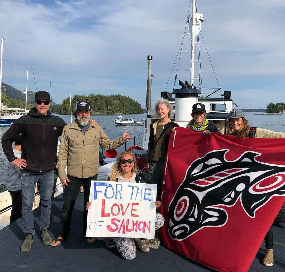 ジェイミー・アンダーソンのインスタグラム：「For the love of wild salmon and our precious environment... 💙  It was an honor to be out in Tofino with close to 40 other boats floating together to protest salmon fish farms.  Let’s elevate our consciousness to be more mindful of the ripple effect of our actions and what we choose to support... #borntobewild #fishfarmsout #seashepard #protest #elevatetoactivate」