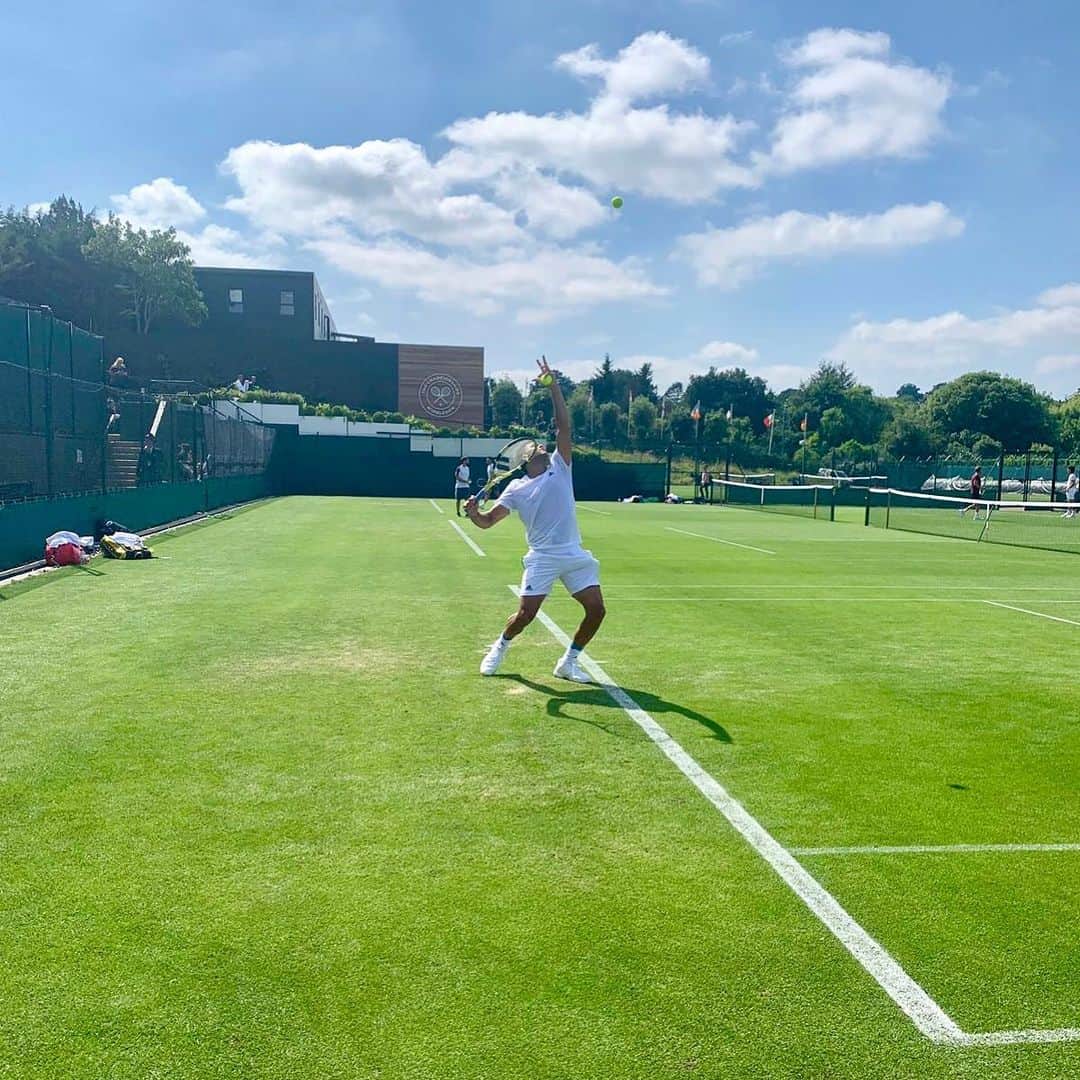 ジョー＝ウィルフリード・ツォンガのインスタグラム：「‪This is @wimbledon vibes ! 🇬🇧🌱‬ ‪Feeling so happy to be back here this year 🙏🏽 #TsongaTeam #Wimbledon‬」