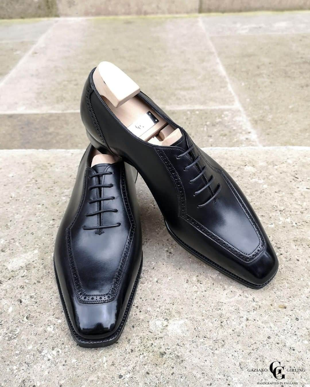 ガジアーノ&ガーリングさんのインスタグラム写真 - (ガジアーノ&ガーリングInstagram)「A Pair Grendons In Black Calf With A TG73 Last - Mirror Polished At Savile Row! #gggrendon #gazianogirling . . . . . . . . .  #shoes #mensshoes #boots #mensboots #menboots #menshoes #shoegame #highendshoes #whatsonyourfeet #shoestyle #shoegamecrazy #shoegameonpoint #shoegamestrong  #ootd #shoesaddict #shoesforsale #mensfashion #kickstagram #sotd #mensfashionpost #menswear #menwear #menstyle #mensstyle #shoegazing #shoestagram #shoeplug」6月27日 2時30分 - gazianogirling