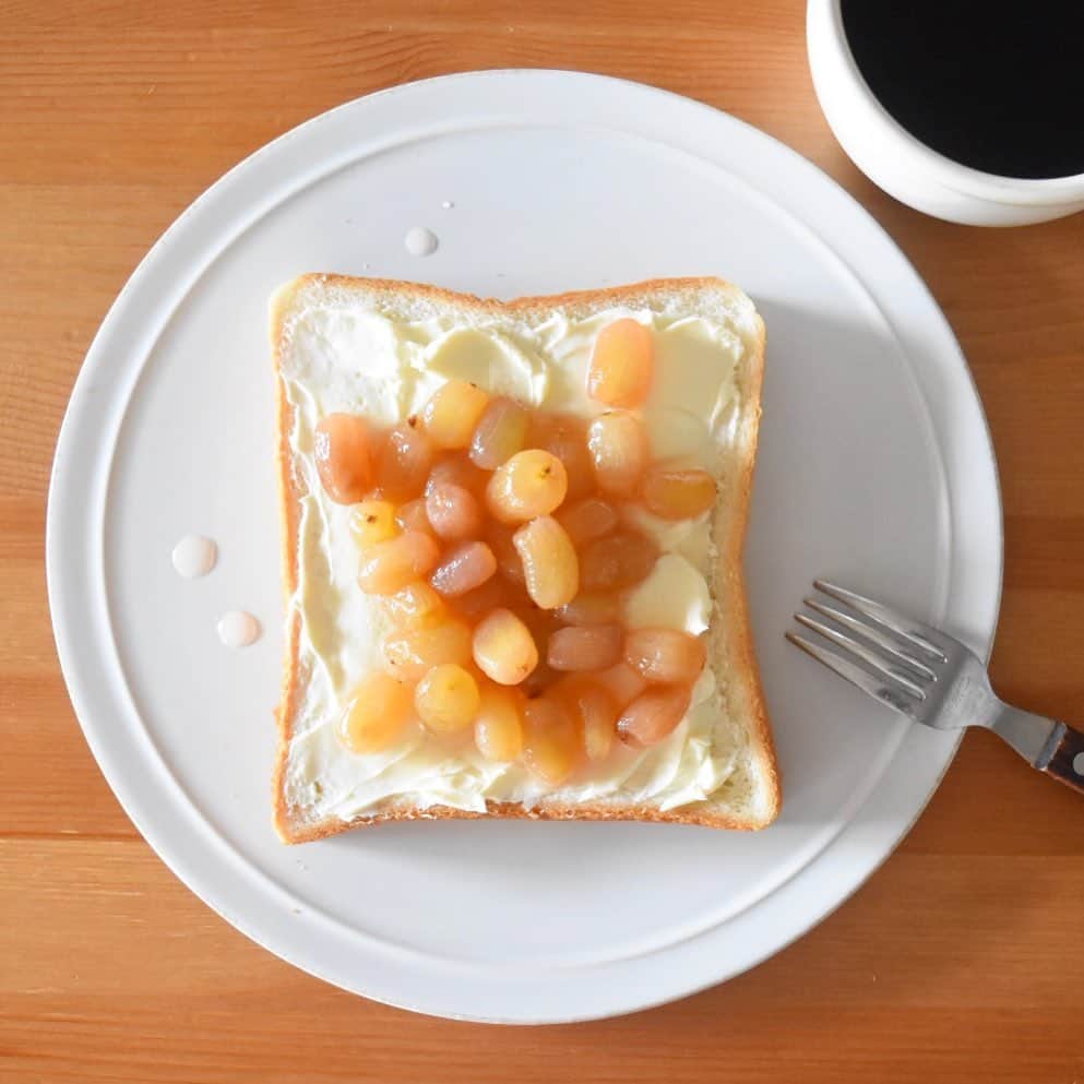 山崎佳さんのインスタグラム写真 - (山崎佳Instagram)「Today’s breakfast. 大好きだったはずなのに急に食べなくなる、というのがうちの子けっこうあります。コーンスープとかもずく酢とかふりかけとか。今回はぶどうもういらない、だそうで…。あんなに食べてたじゃん…。 悪くなってしまっても嫌だから、甘く煮て、パンにのせて大量消費。」6月27日 2時31分 - keiyamazaki