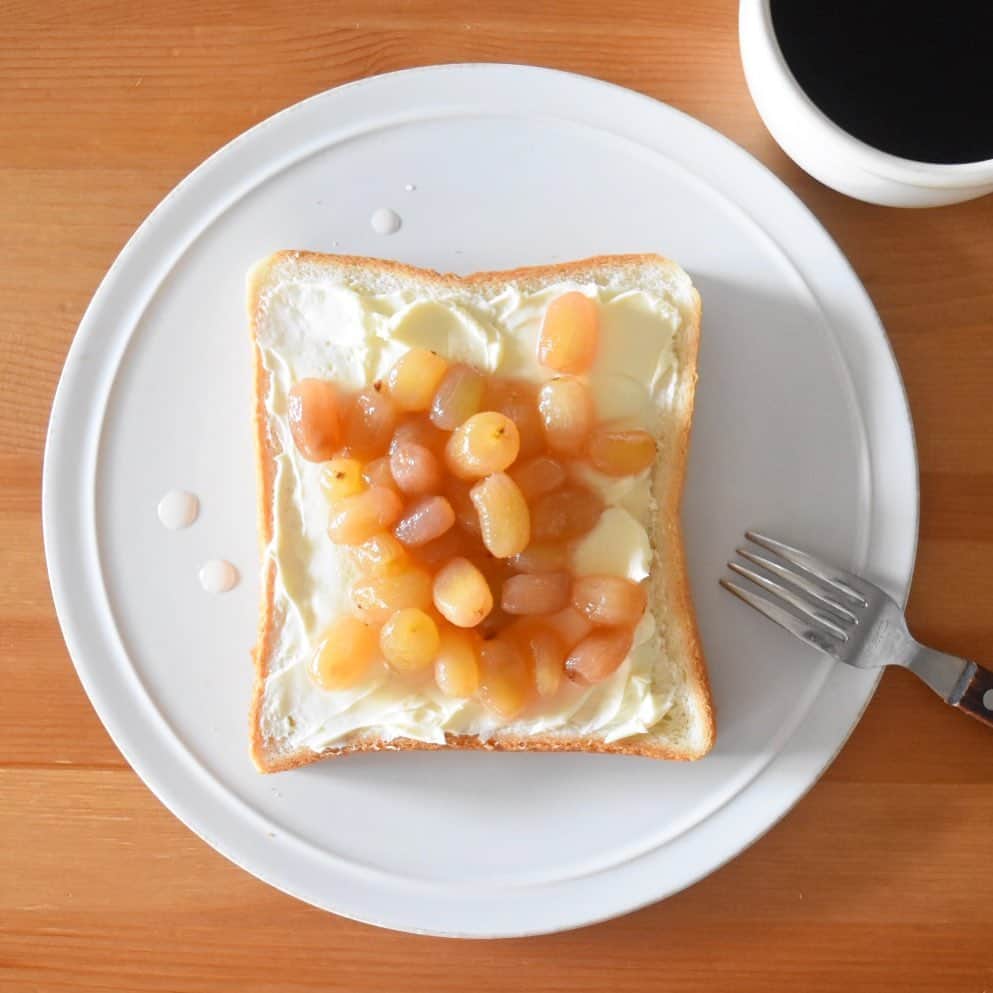 山崎佳のインスタグラム：「Today’s breakfast. 大好きだったはずなのに急に食べなくなる、というのがうちの子けっこうあります。コーンスープとかもずく酢とかふりかけとか。今回はぶどうもういらない、だそうで…。あんなに食べてたじゃん…。 悪くなってしまっても嫌だから、甘く煮て、パンにのせて大量消費。」