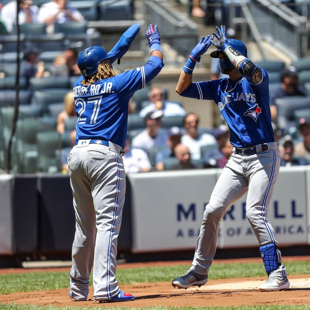 トロント・ブルージェイズさんのインスタグラム写真 - (トロント・ブルージェイズInstagram)「LOURDES LIFTOFF! #PiñaPower🍍 | #LetsGoBlueJays」6月27日 2時31分 - bluejays